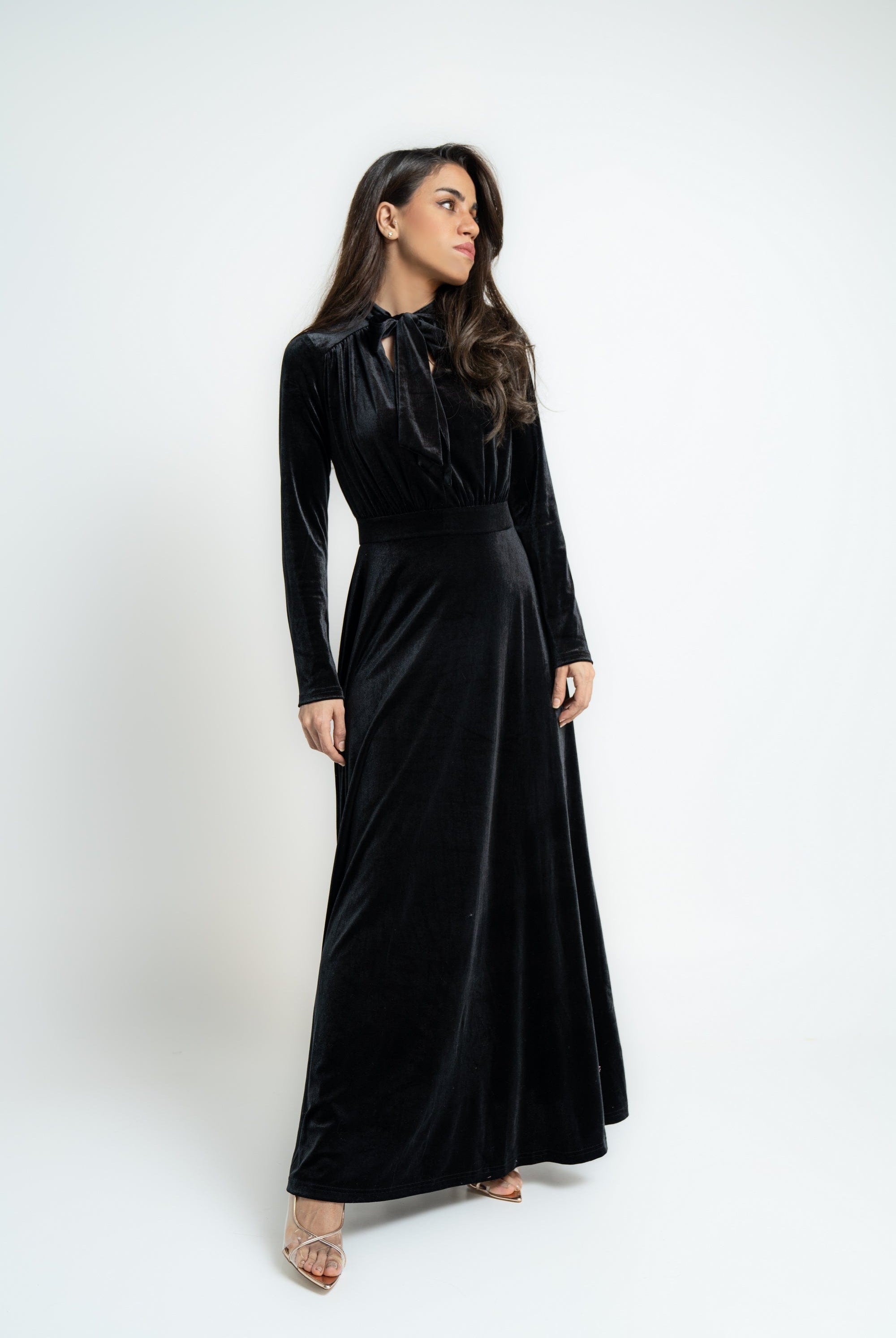 ميكا فستان ماكسي بفيونكة على الرقبة وأكمام طويلة