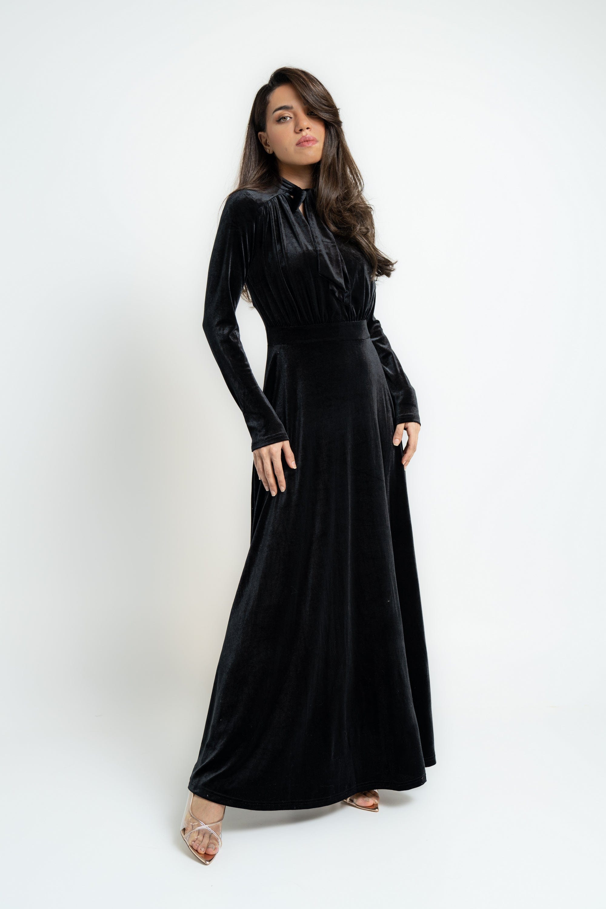 ميكا فستان ماكسي بفيونكة على الرقبة وأكمام طويلة