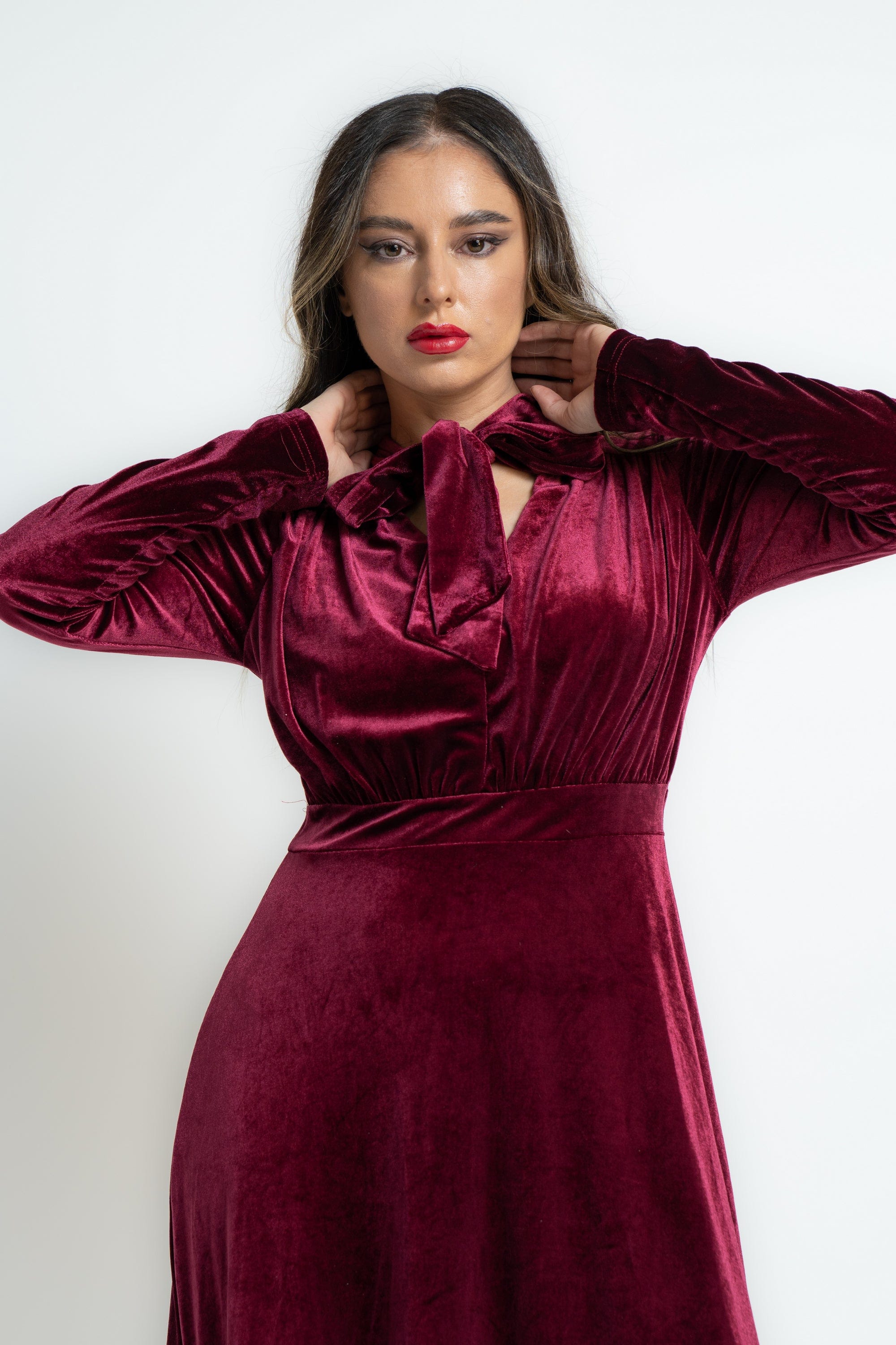 ميكا فستان ماكسي بفيونكة على الرقبة وأكمام طويلة