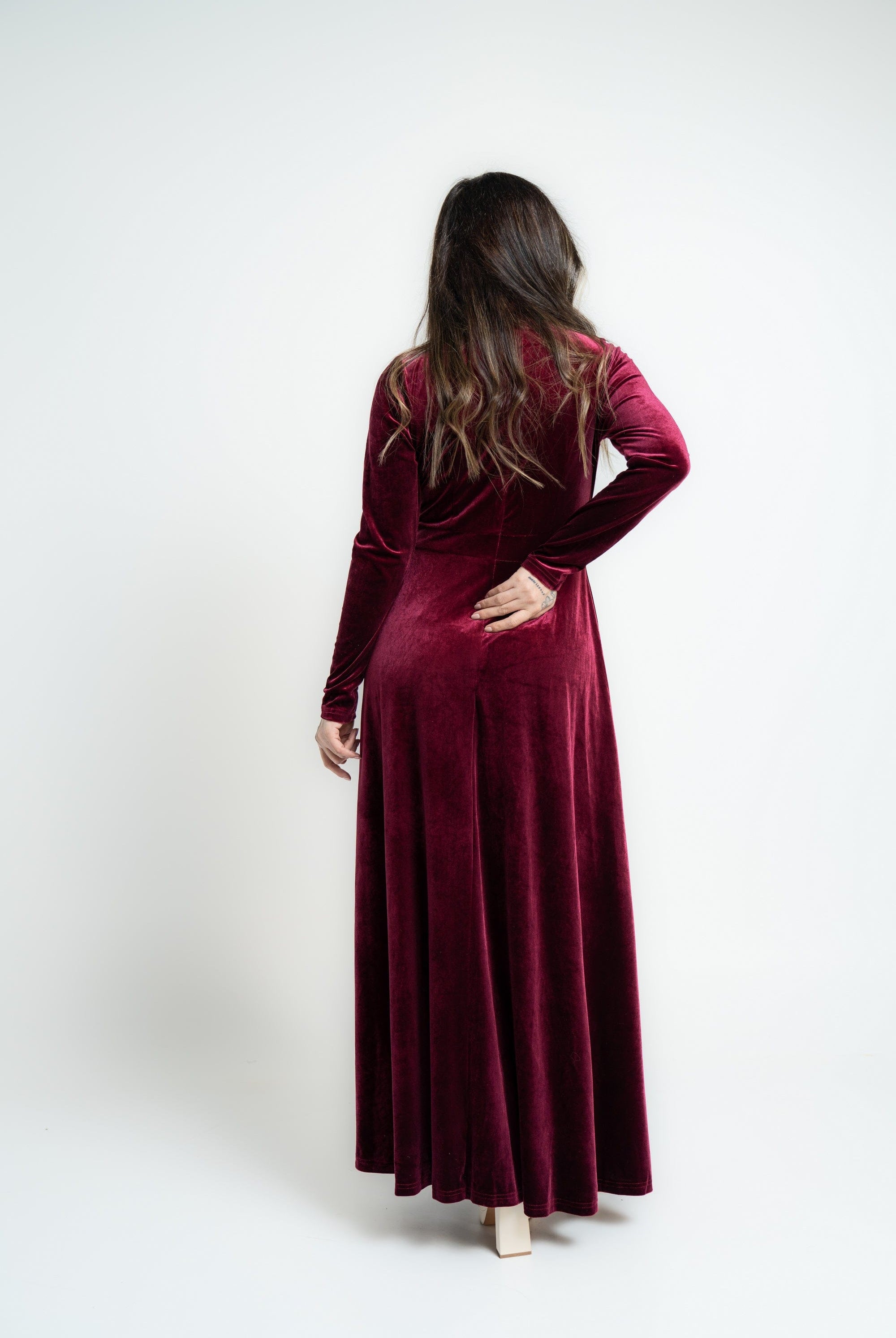 ميكا فستان ماكسي بفيونكة على الرقبة وأكمام طويلة