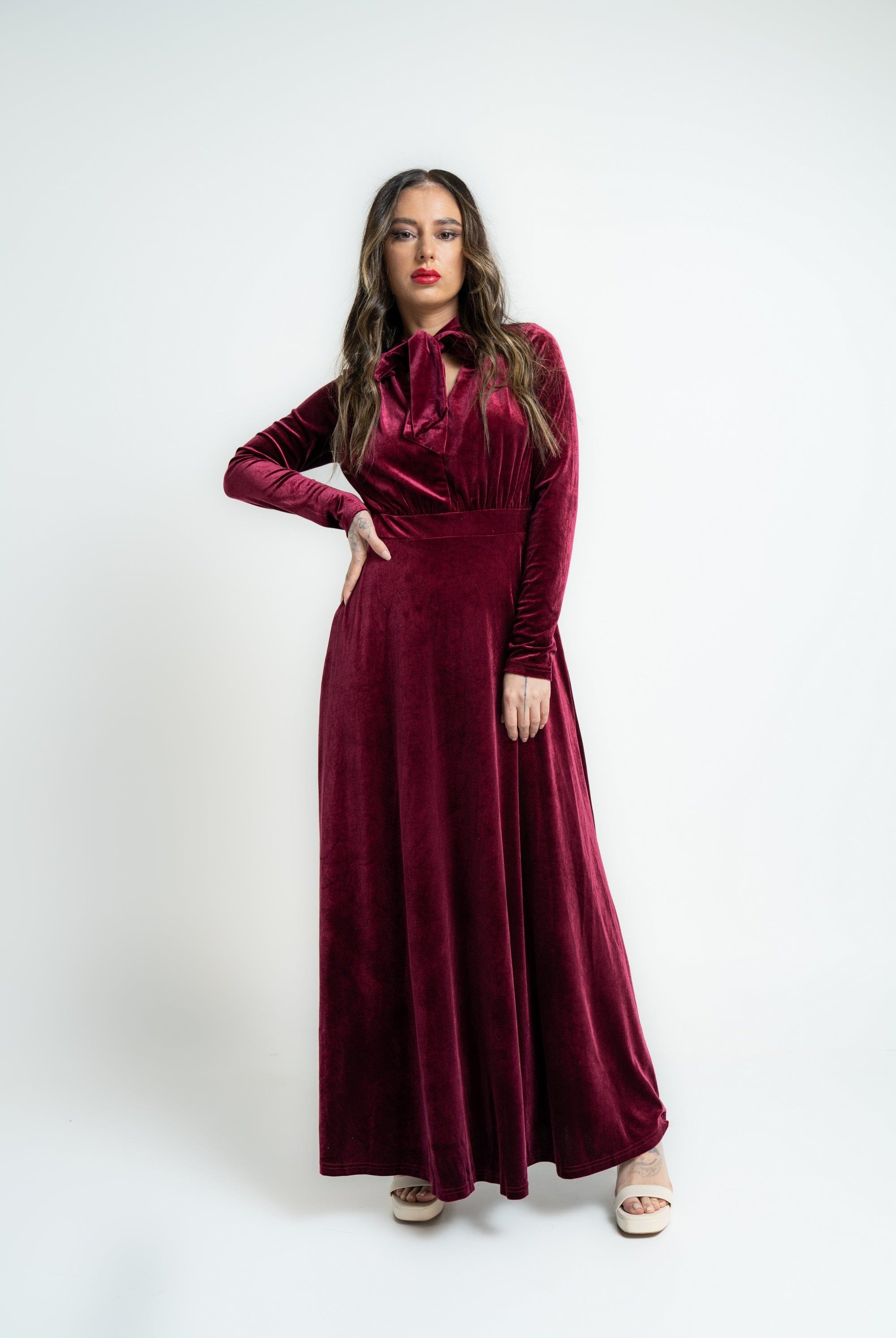 ميكا فستان ماكسي بفيونكة على الرقبة وأكمام طويلة