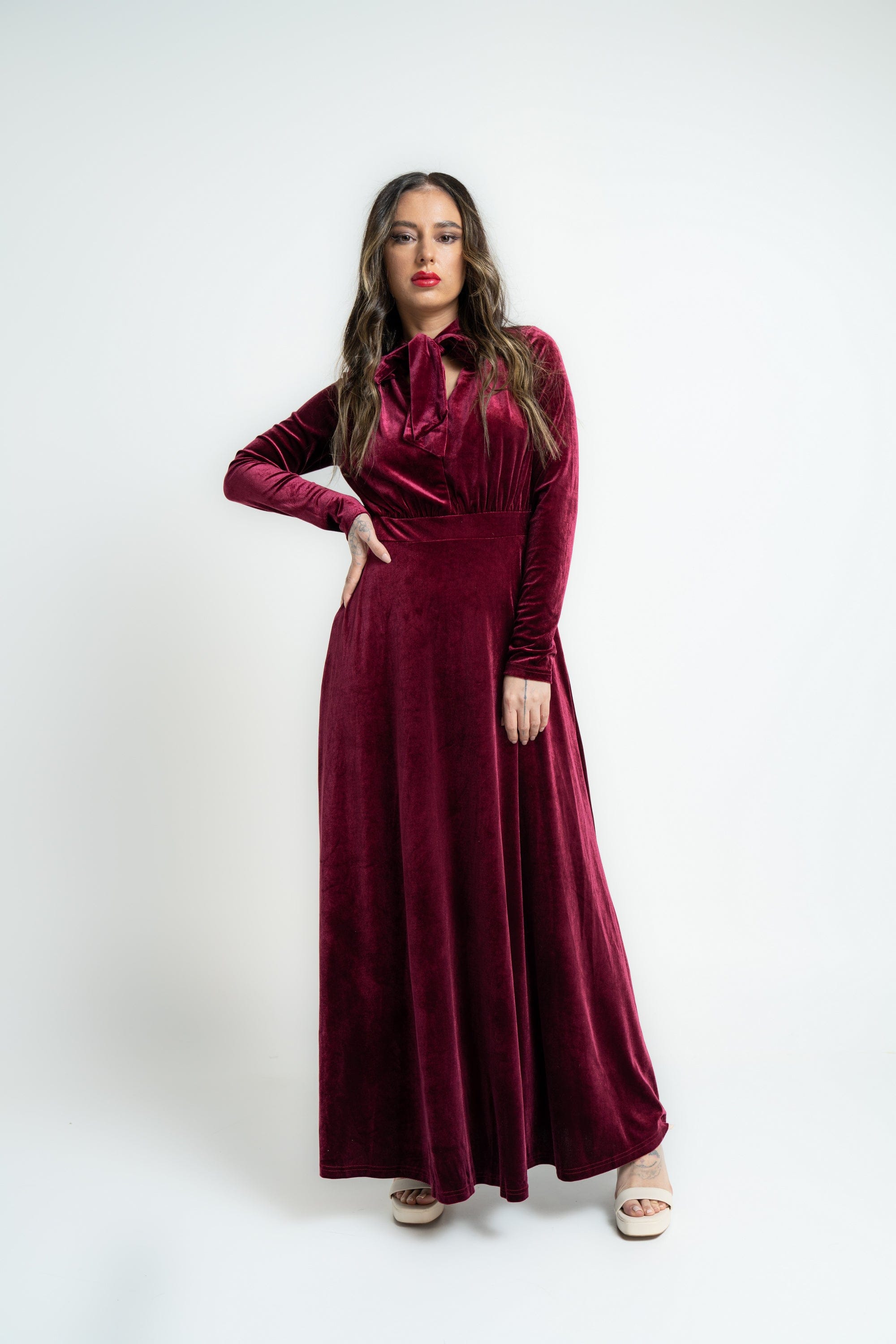 ميكا فستان ماكسي بفيونكة على الرقبة وأكمام طويلة