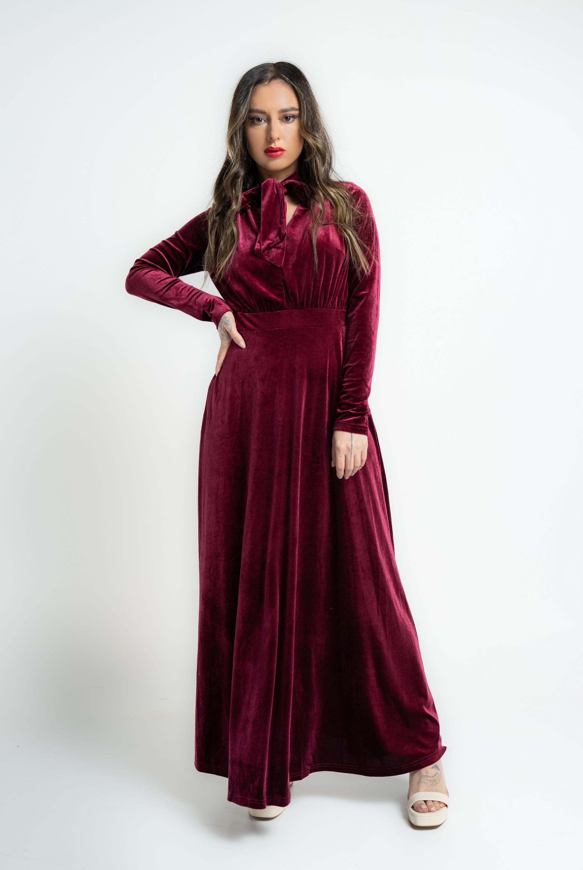 ميكا فستان ماكسي بفيونكة على الرقبة وأكمام طويلة