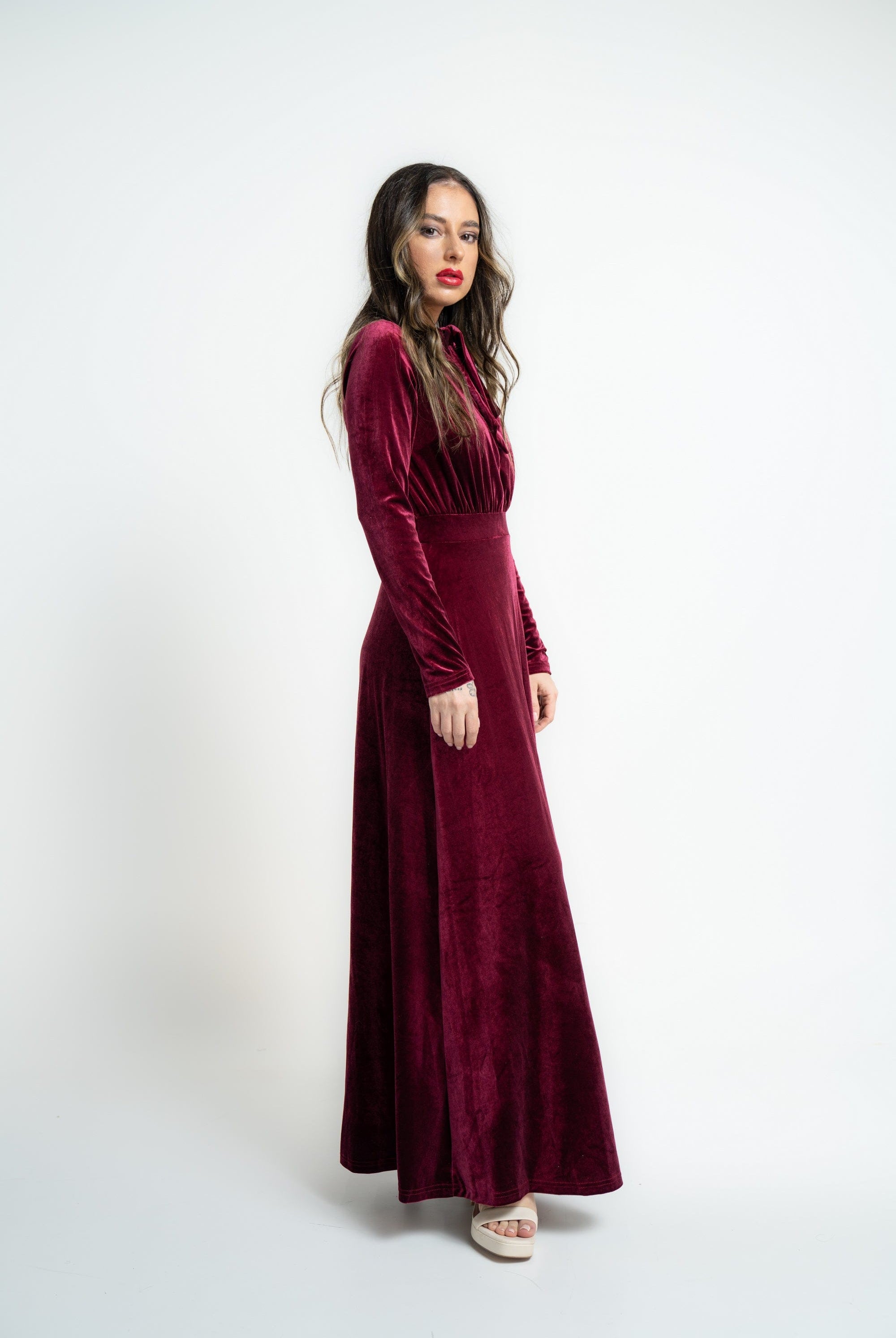 ميكا فستان ماكسي بفيونكة على الرقبة وأكمام طويلة