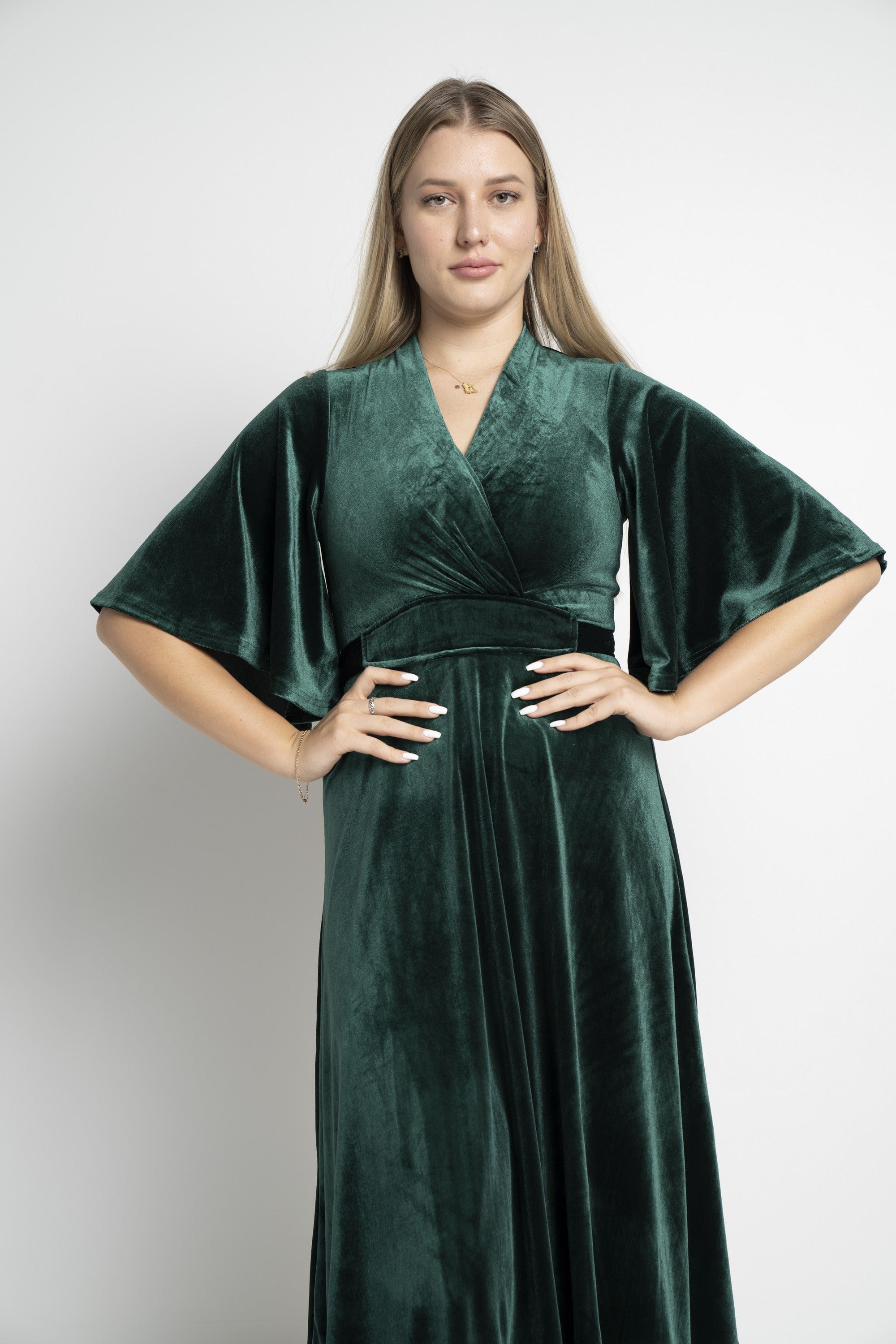 ميكا فستان ميدي بأكمام فراشة مخمل مزموم من الخصر