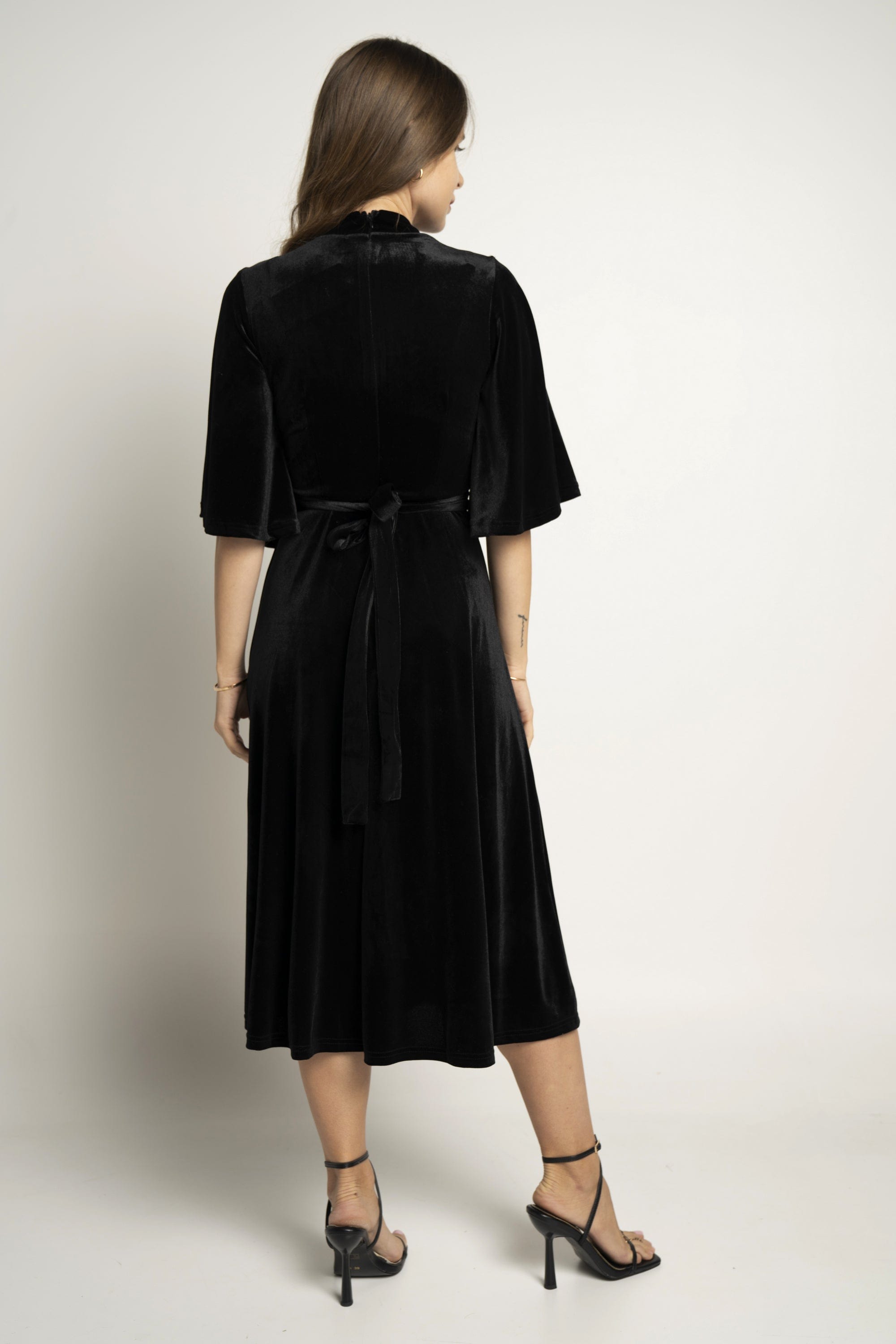 ميكا فستان ميدي بأكمام فراشة مخمل مزموم من الخصر