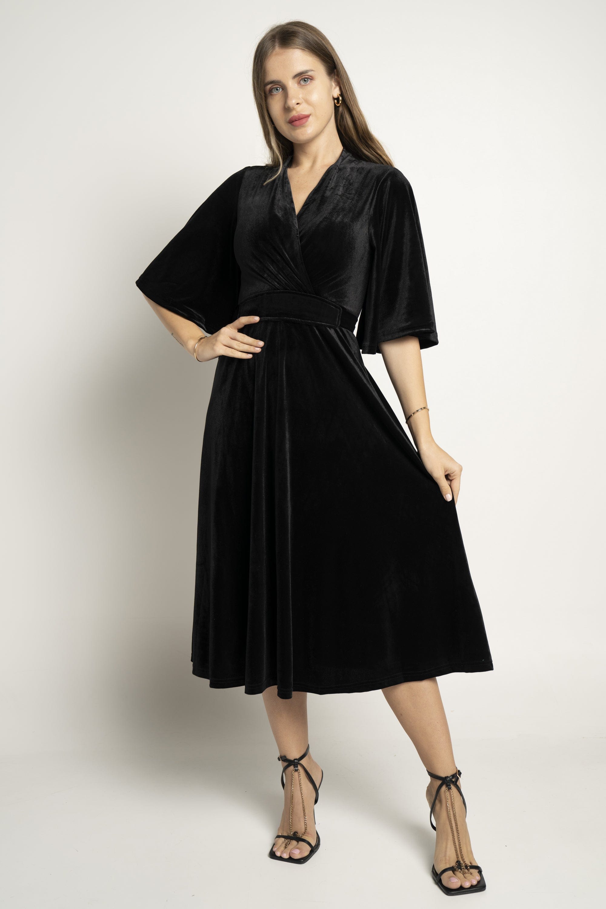 ميكا فستان ميدي بأكمام فراشة مخمل مزموم من الخصر