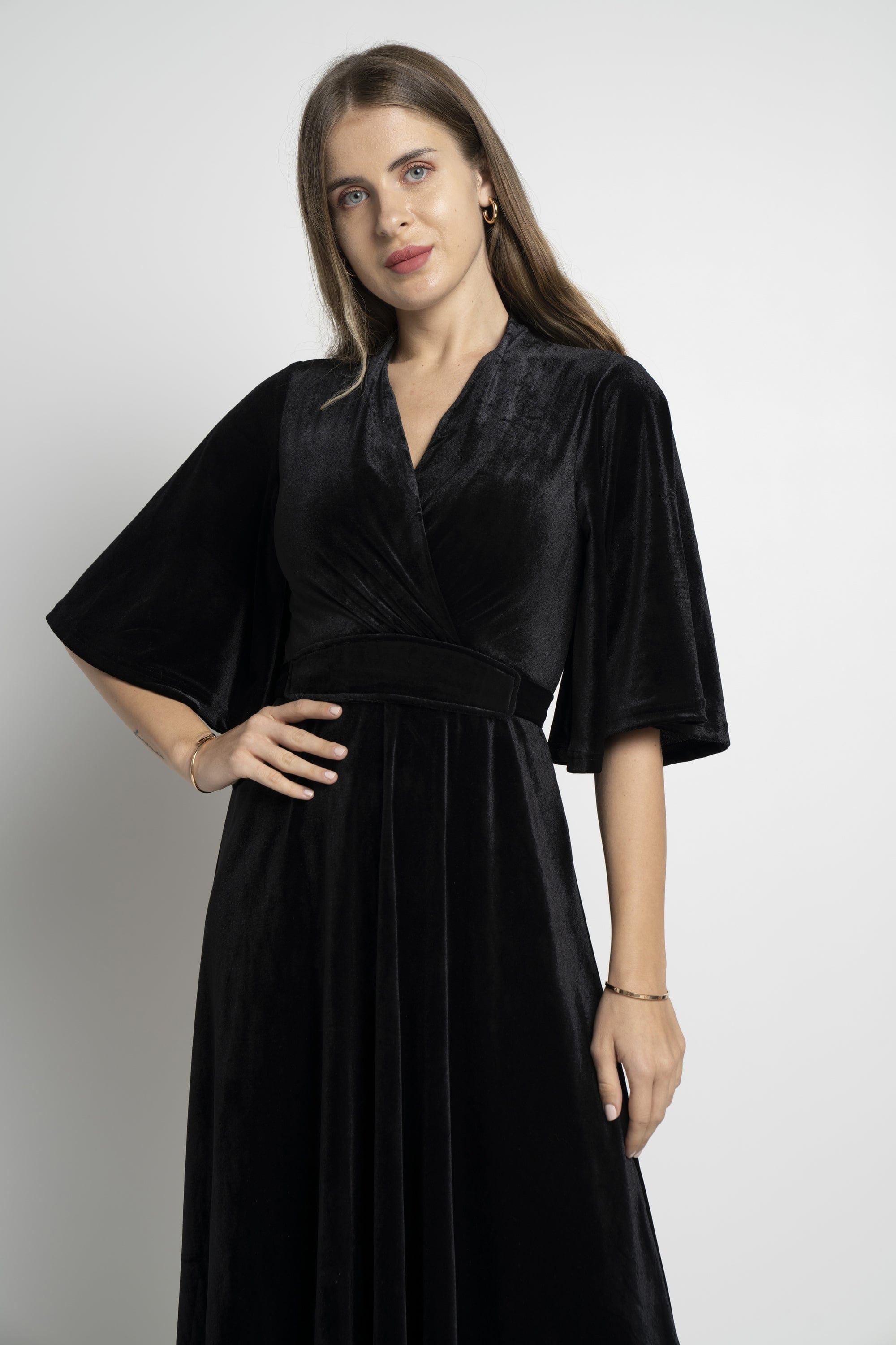 ميكا فستان ميدي بأكمام فراشة مخمل مزموم من الخصر