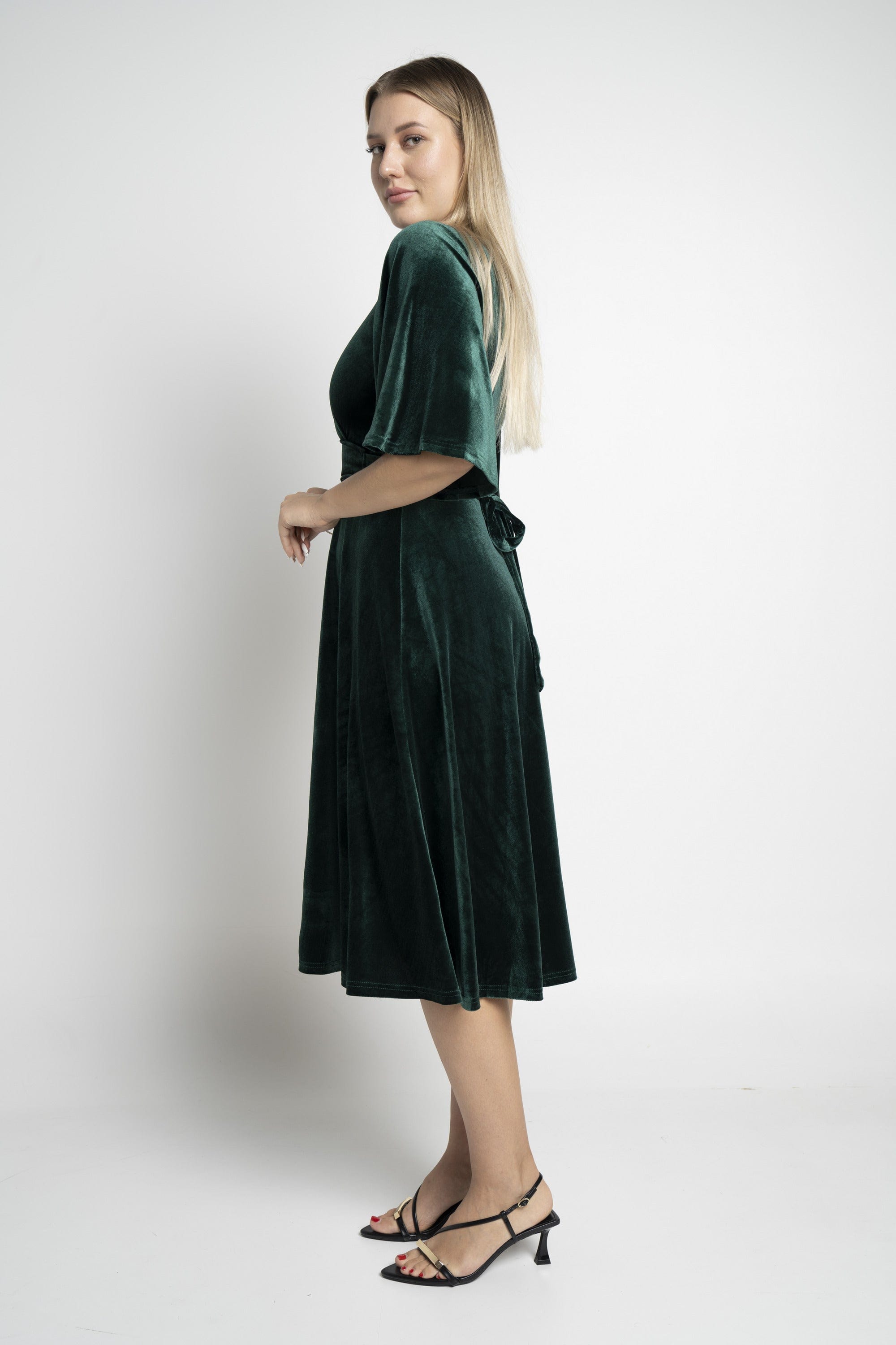 ميكا فستان ميدي بأكمام فراشة مخمل مزموم من الخصر