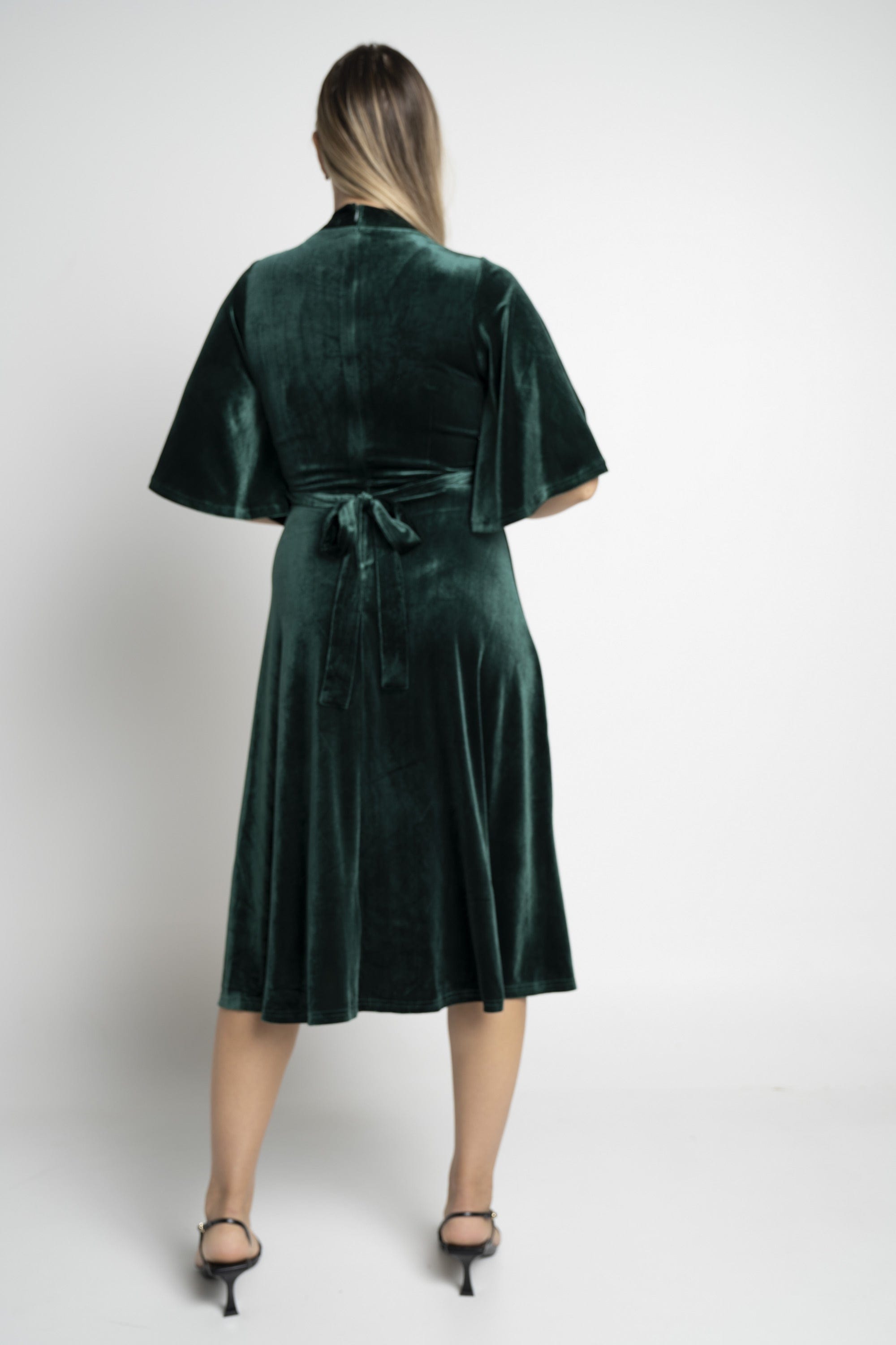 ميكا فستان ميدي بأكمام فراشة مخمل مزموم من الخصر