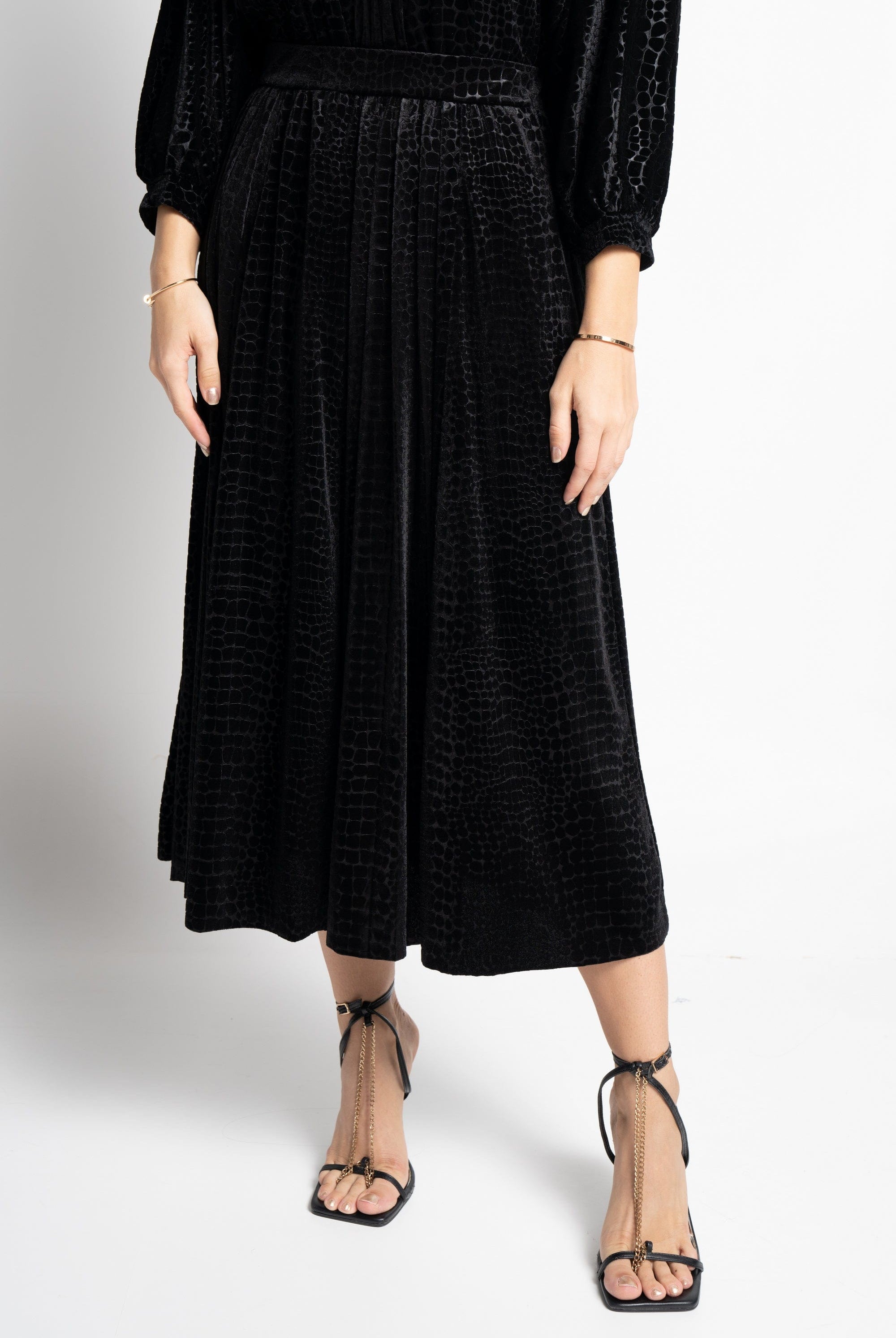 ميكا تنورة هاى وسط باستك من الخصر ومنقوشة