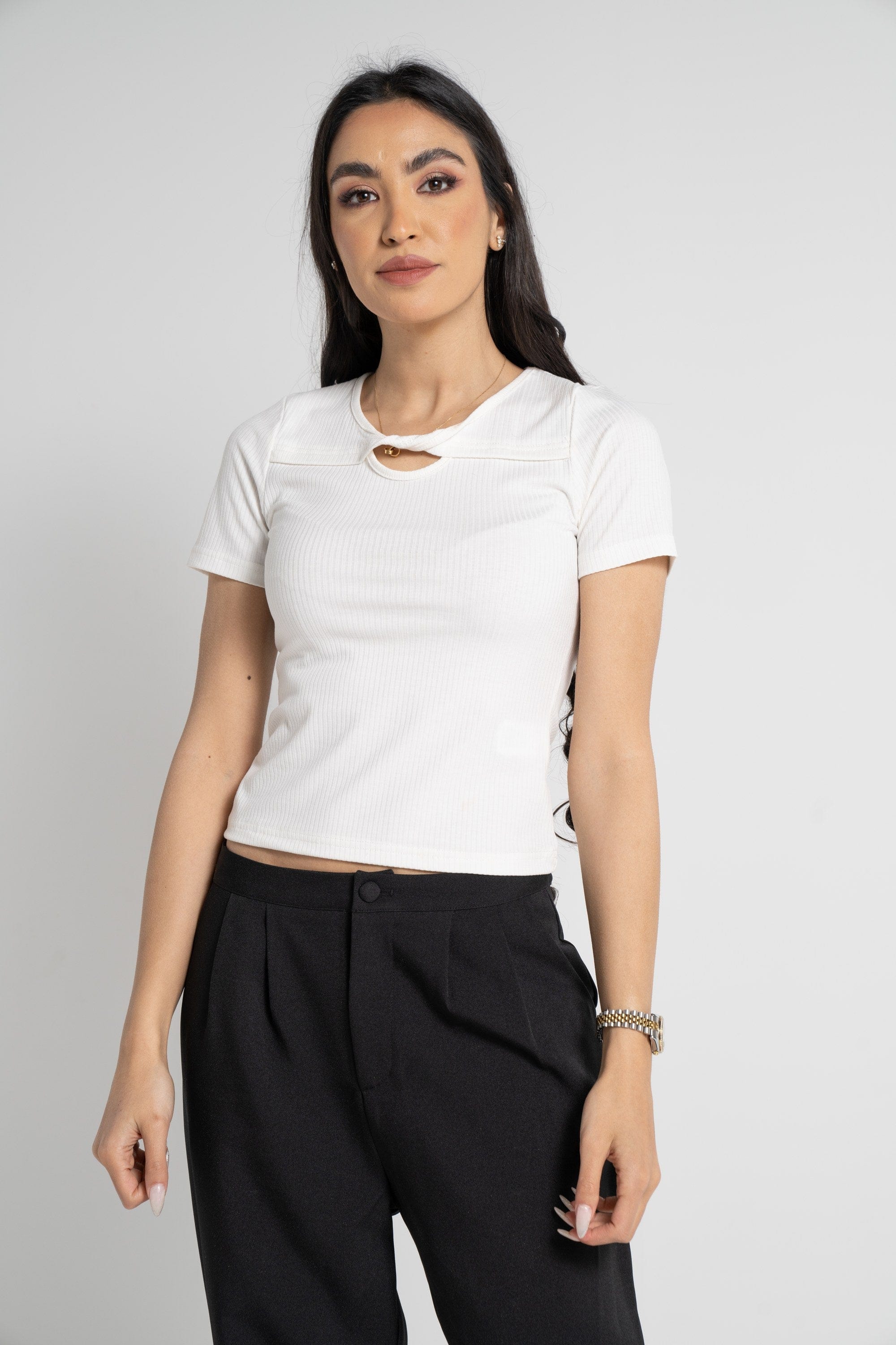 ميكا بلوزة بأكمام قصيرة مضلعة مفتوحة من الصدر