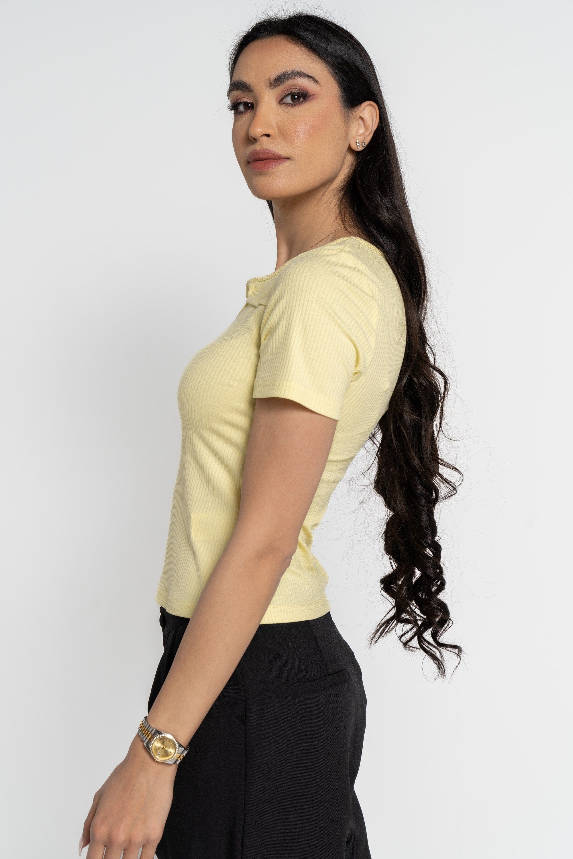 ميكا بلوزة بأكمام قصيرة مضلعة مفتوحة من الصدر