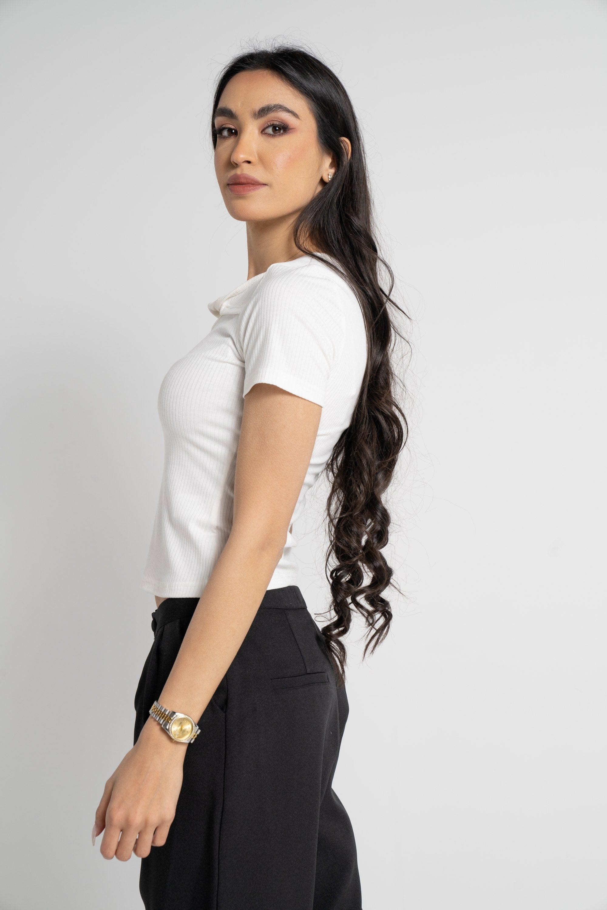 ميكا بلوزة بأكمام قصيرة مضلعة مفتوحة من الصدر