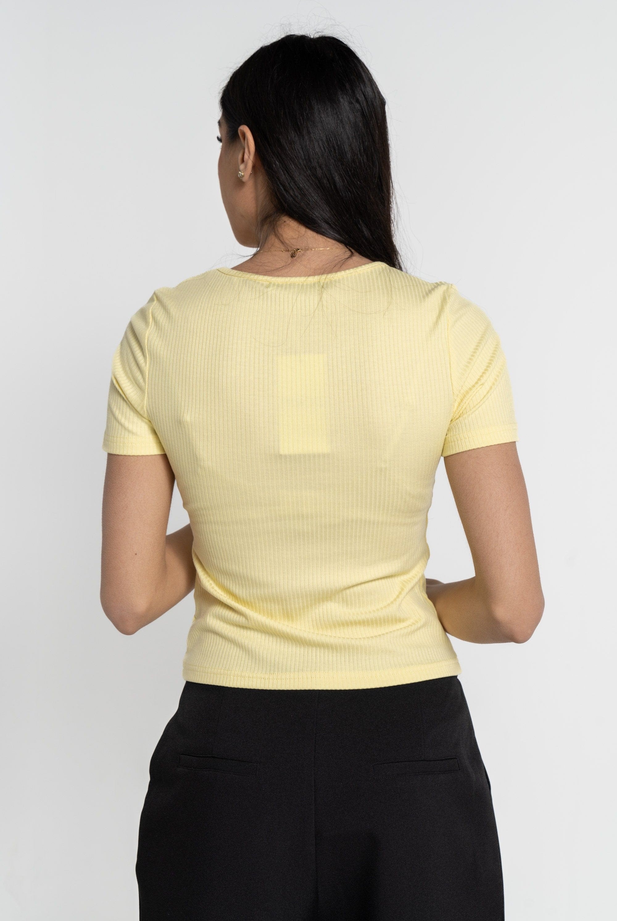 ميكا بلوزة بأكمام قصيرة مضلعة مفتوحة من الصدر