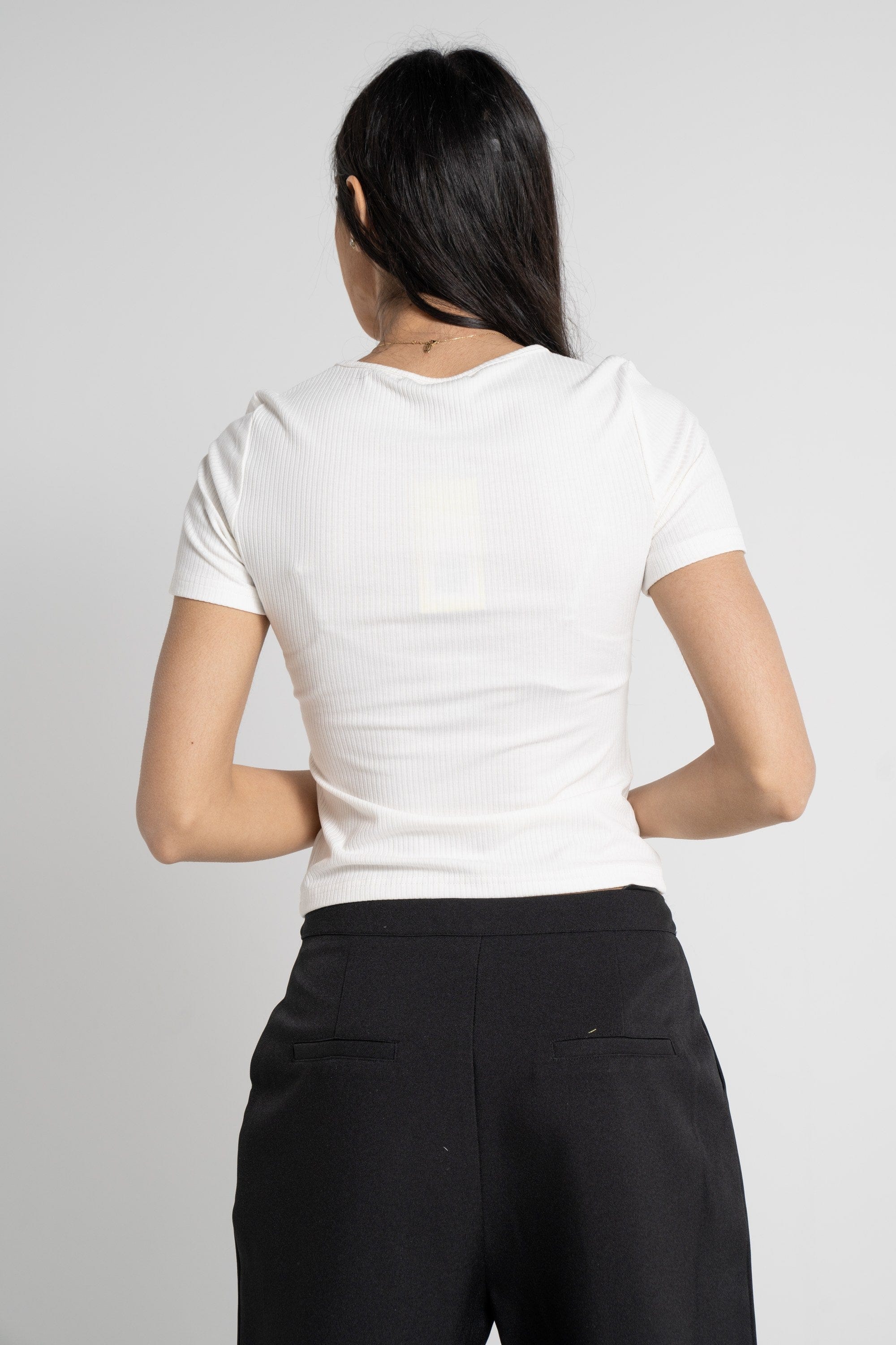 ميكا بلوزة بأكمام قصيرة مضلعة مفتوحة من الصدر