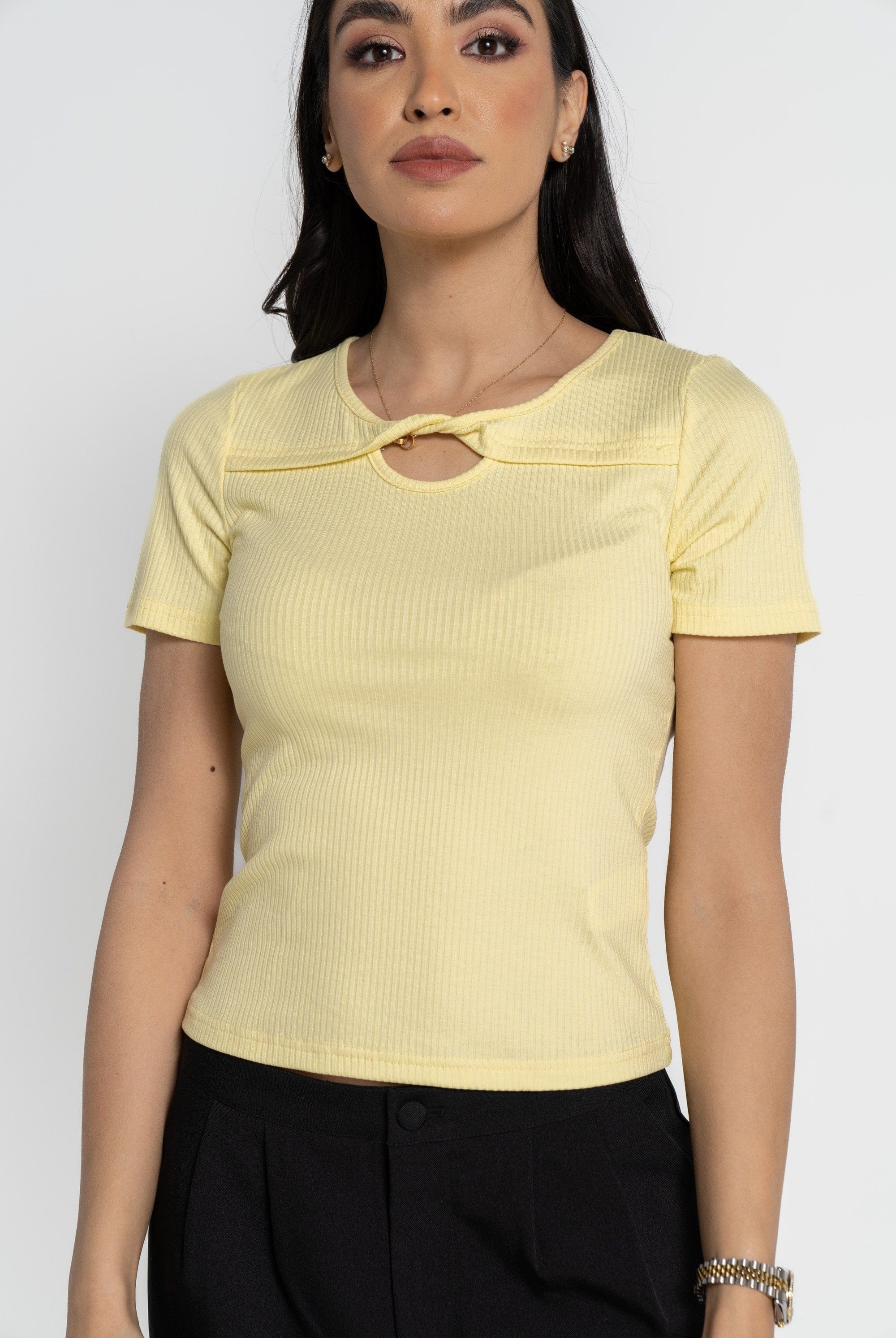 ميكا بلوزة بأكمام قصيرة مضلعة مفتوحة من الصدر