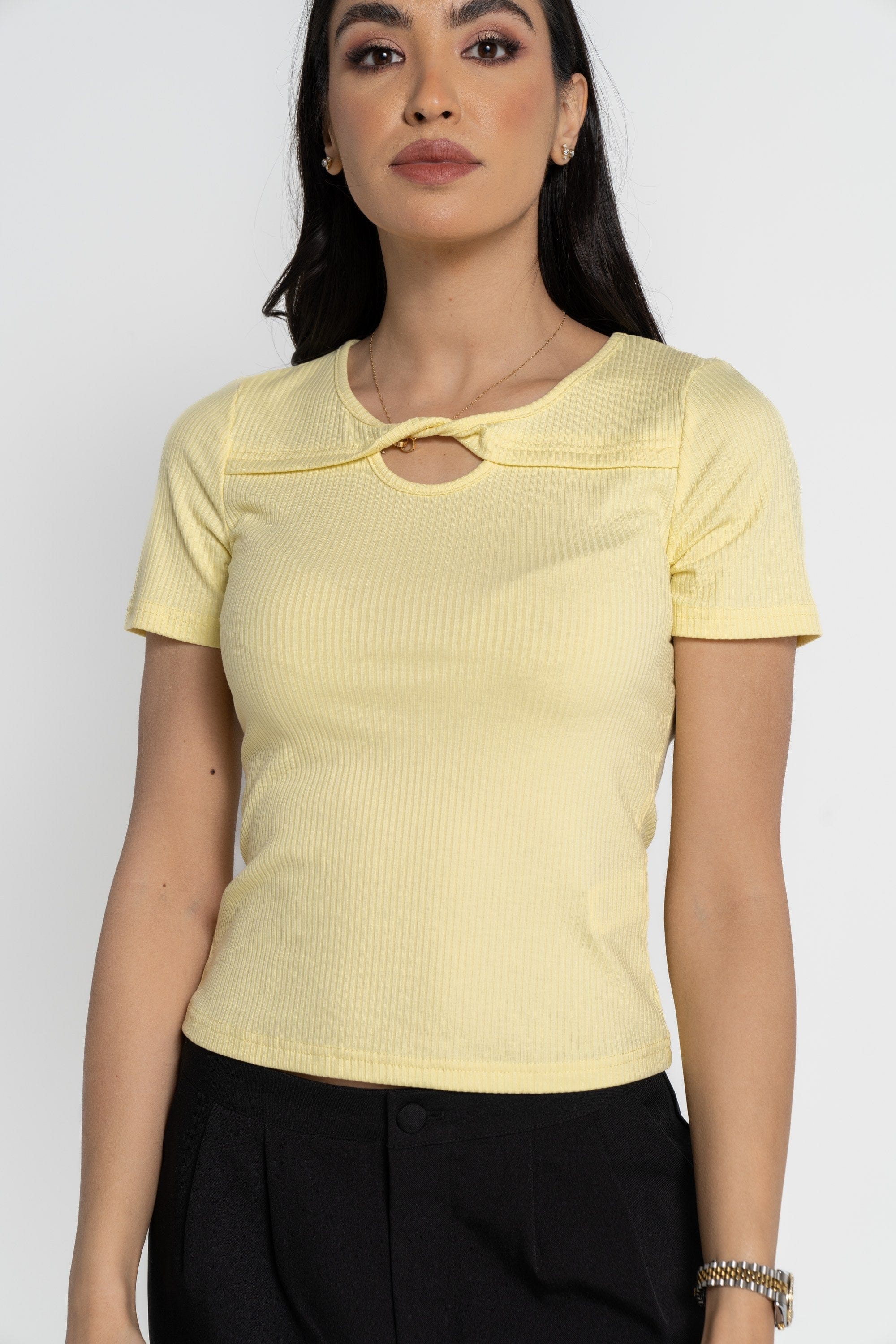 ميكا بلوزة بأكمام قصيرة مضلعة مفتوحة من الصدر