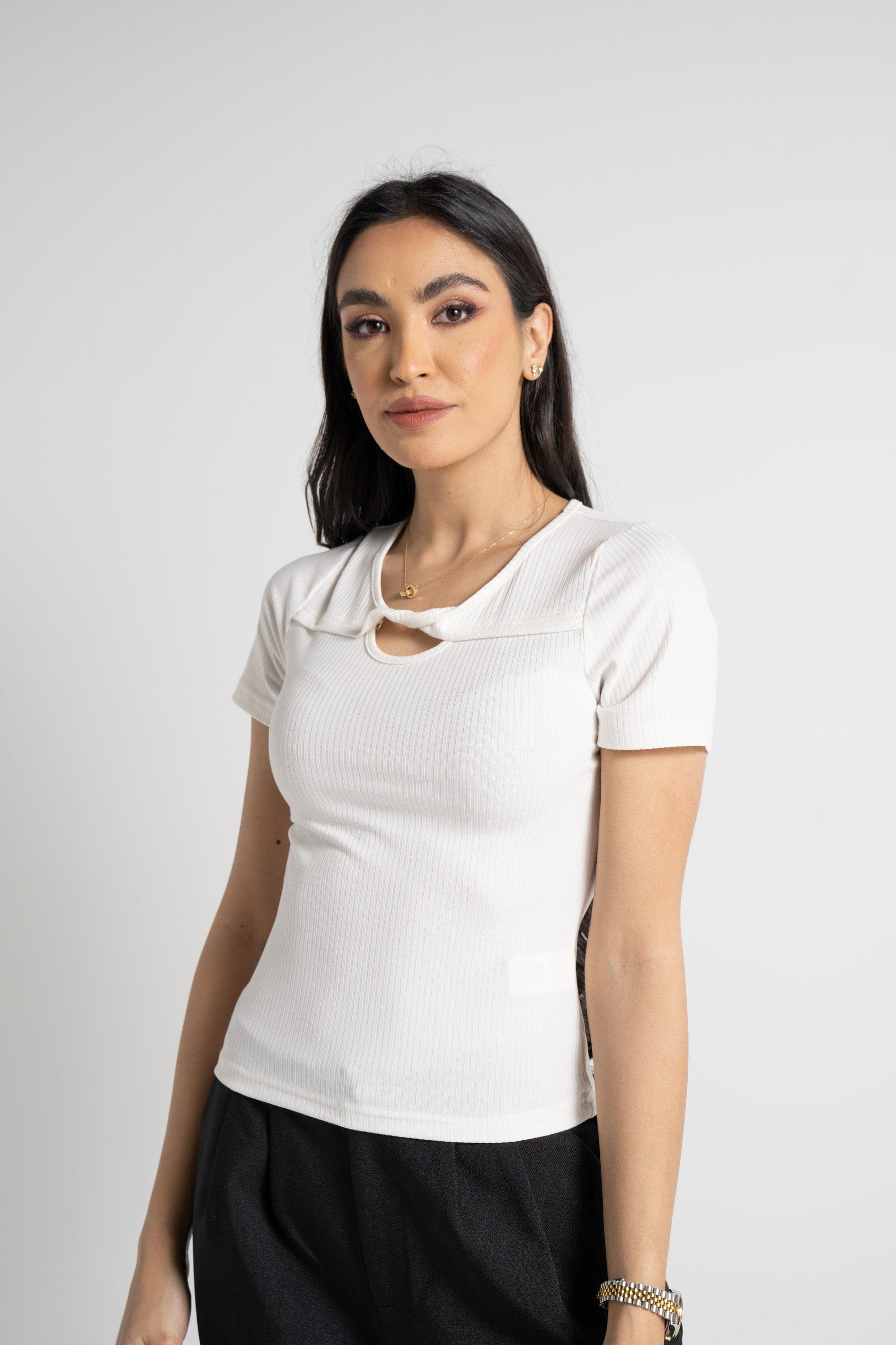 ميكا بلوزة بأكمام قصيرة مضلعة مفتوحة من الصدر