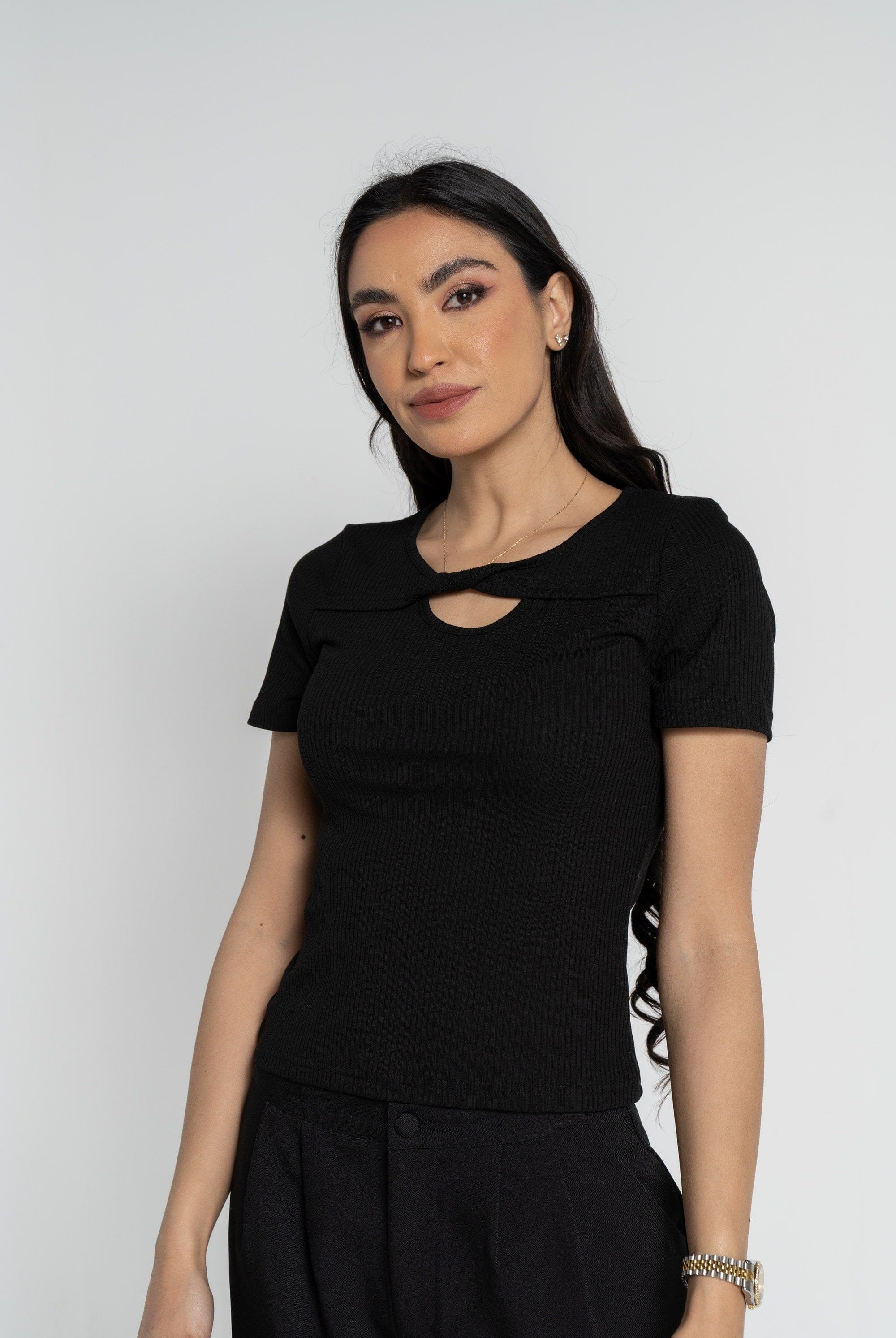 ميكا بلوزة بأكمام قصيرة مضلعة مفتوحة من الصدر