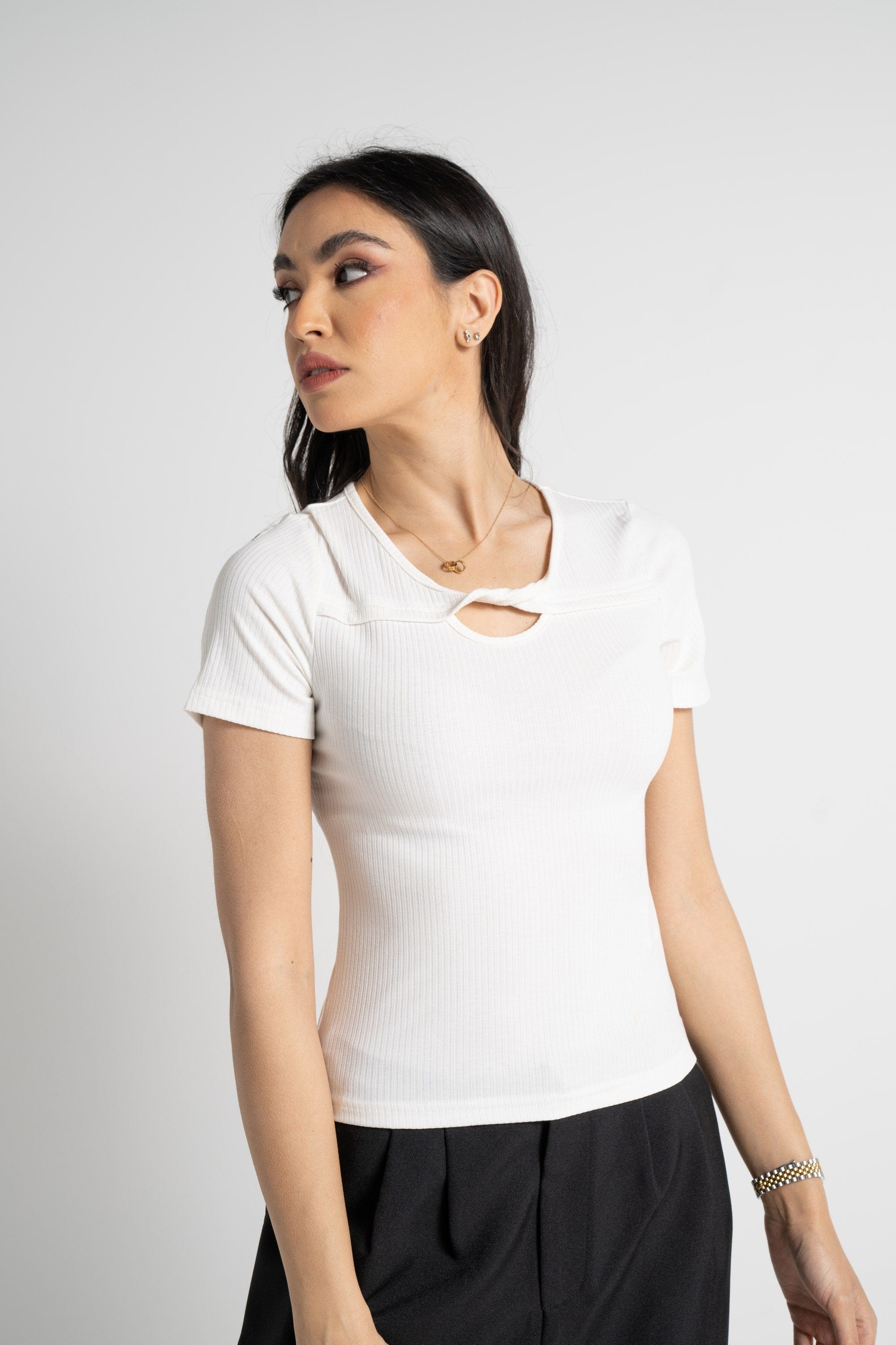 ميكا بلوزة بأكمام قصيرة مضلعة مفتوحة من الصدر