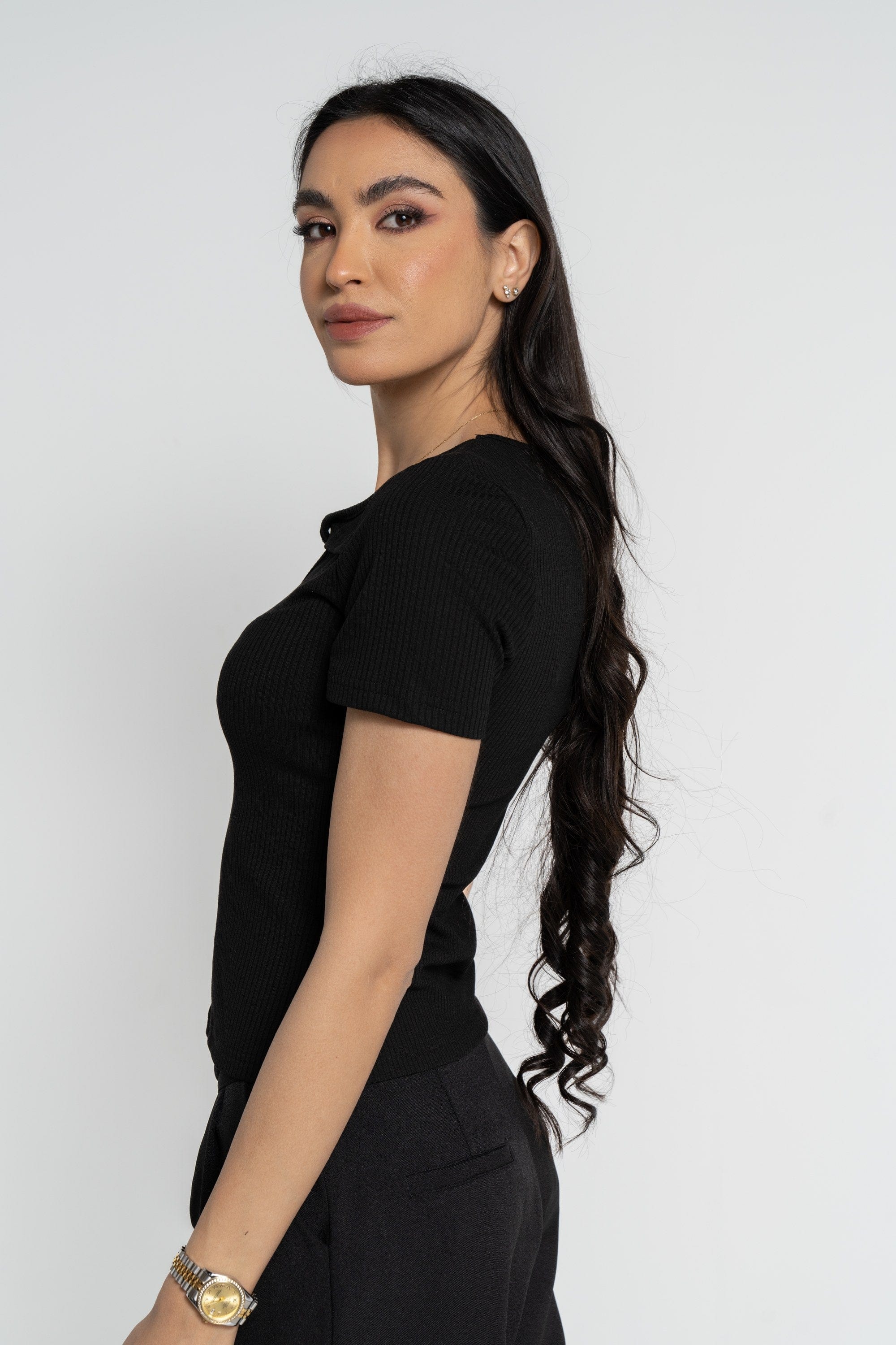 ميكا بلوزة بأكمام قصيرة مضلعة مفتوحة من الصدر