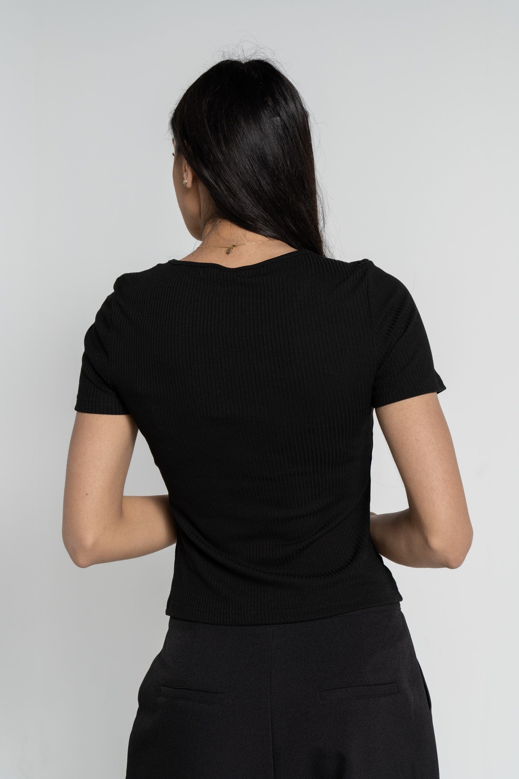 ميكا بلوزة بأكمام قصيرة مضلعة مفتوحة من الصدر