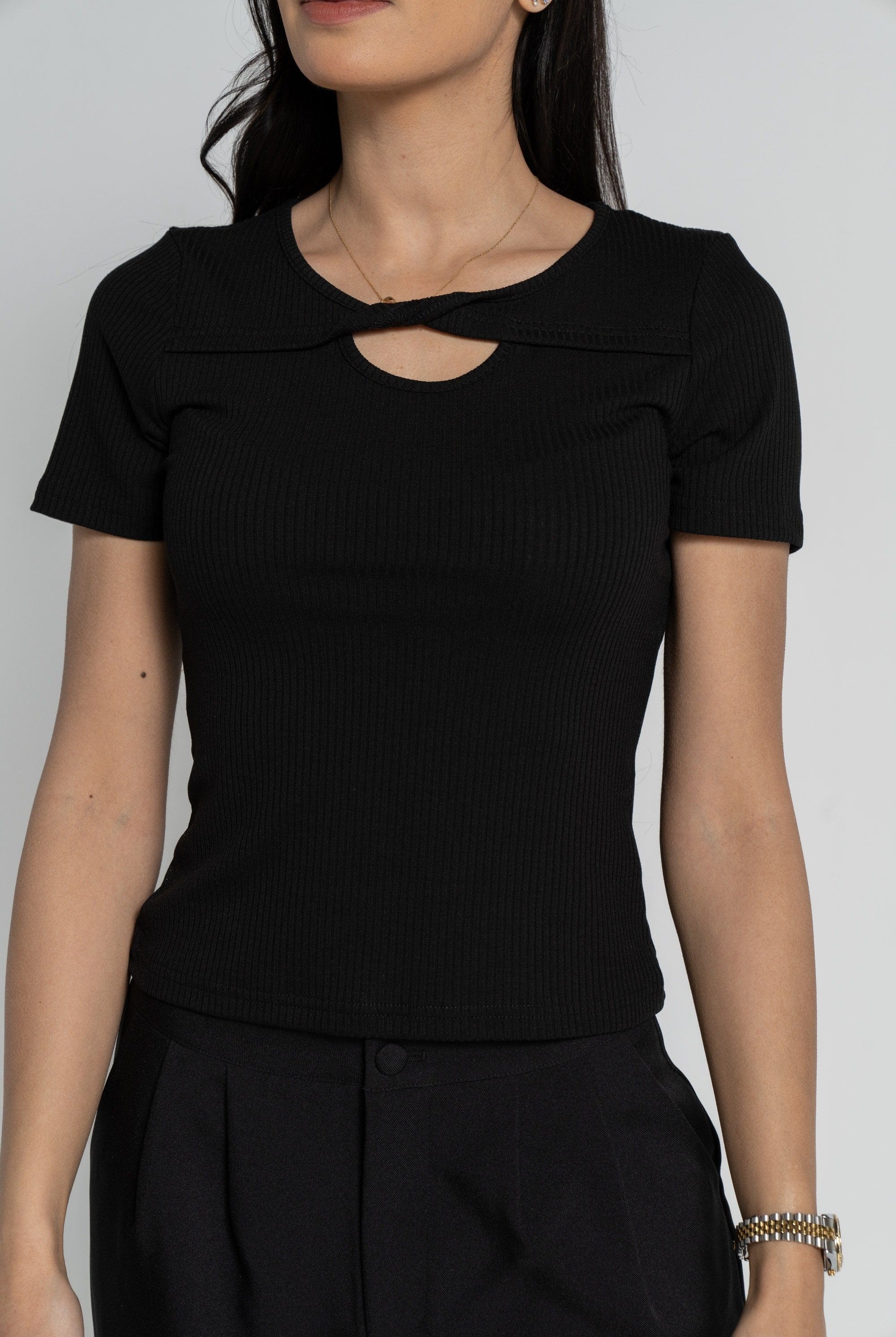 ميكا بلوزة بأكمام قصيرة مضلعة مفتوحة من الصدر