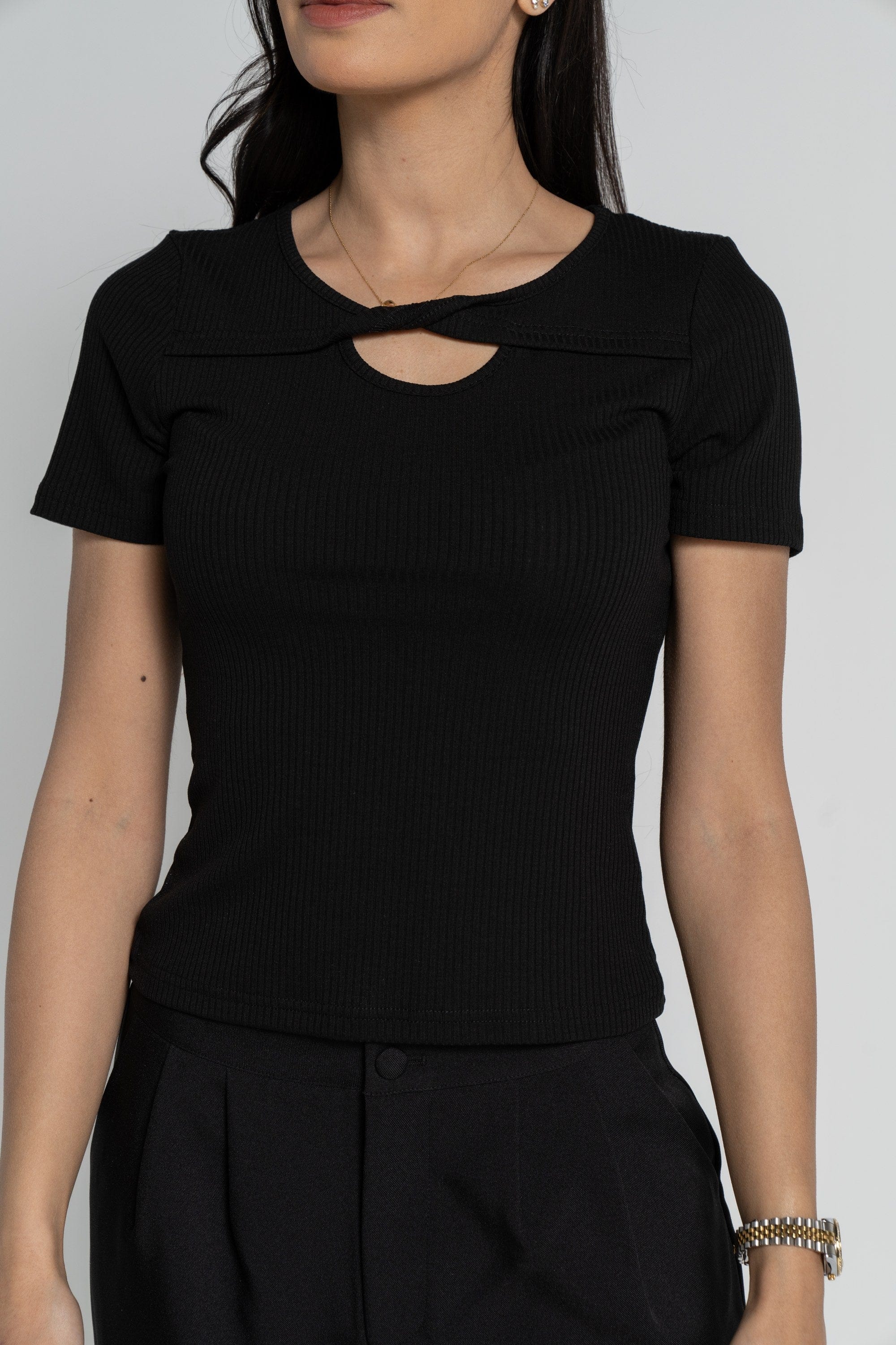 ميكا بلوزة بأكمام قصيرة مضلعة مفتوحة من الصدر