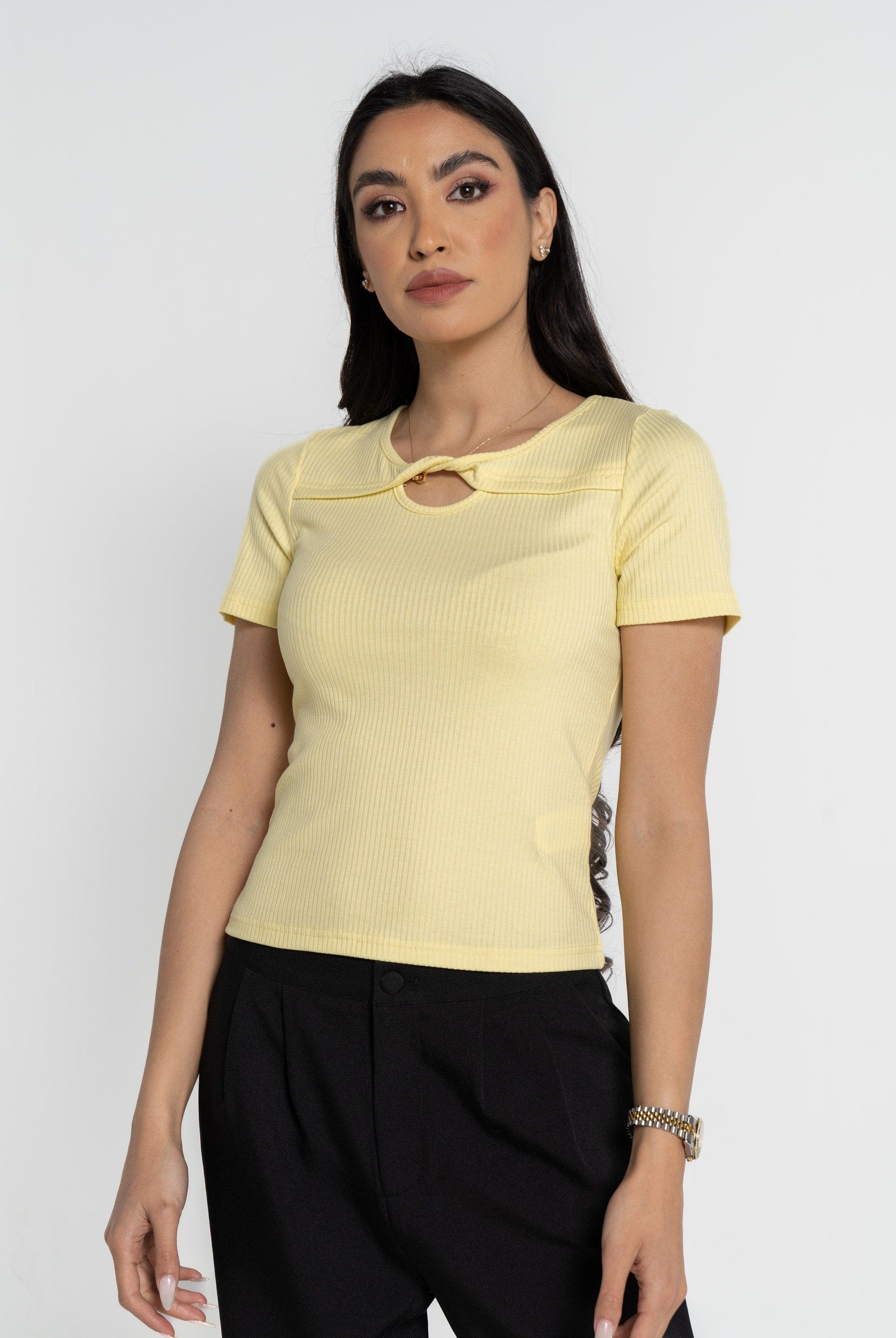 ميكا بلوزة بأكمام قصيرة مضلعة مفتوحة من الصدر