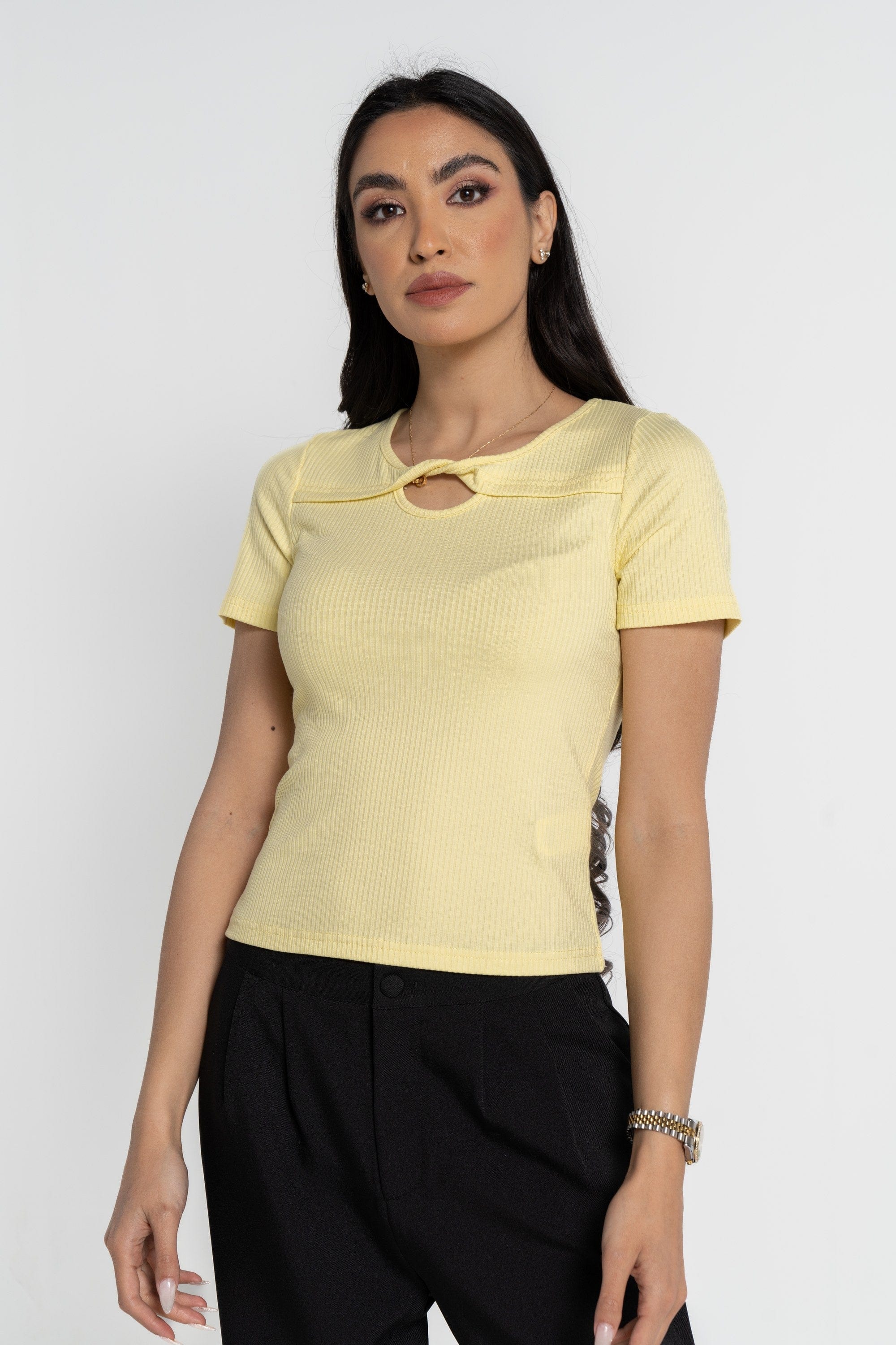 ميكا بلوزة بأكمام قصيرة مضلعة مفتوحة من الصدر