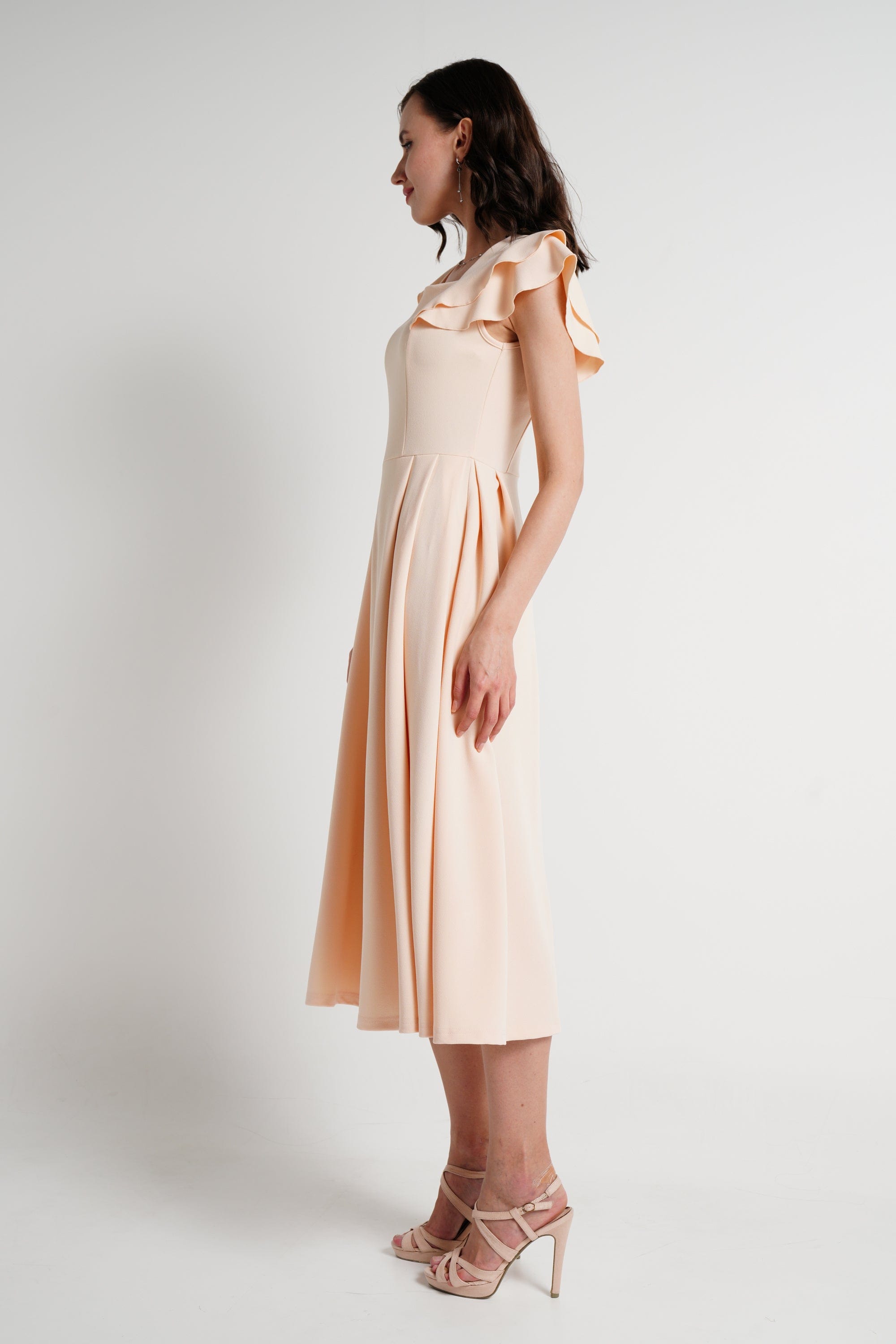 ميكا فستان ميدي بأكمام قصيرة مكشكشة سادة مخصر