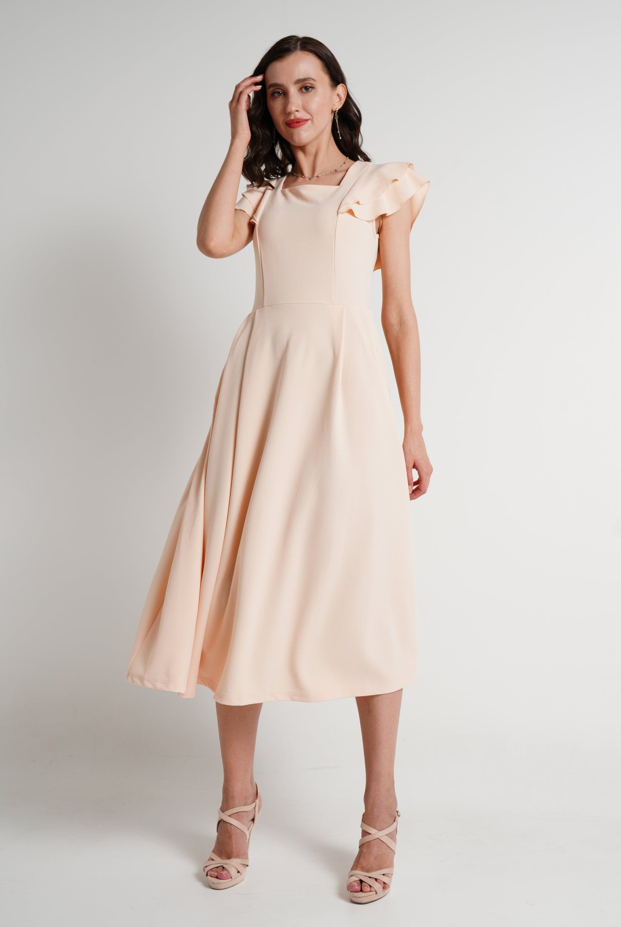 ميكا فستان ميدي بأكمام قصيرة مكشكشة سادة مخصر