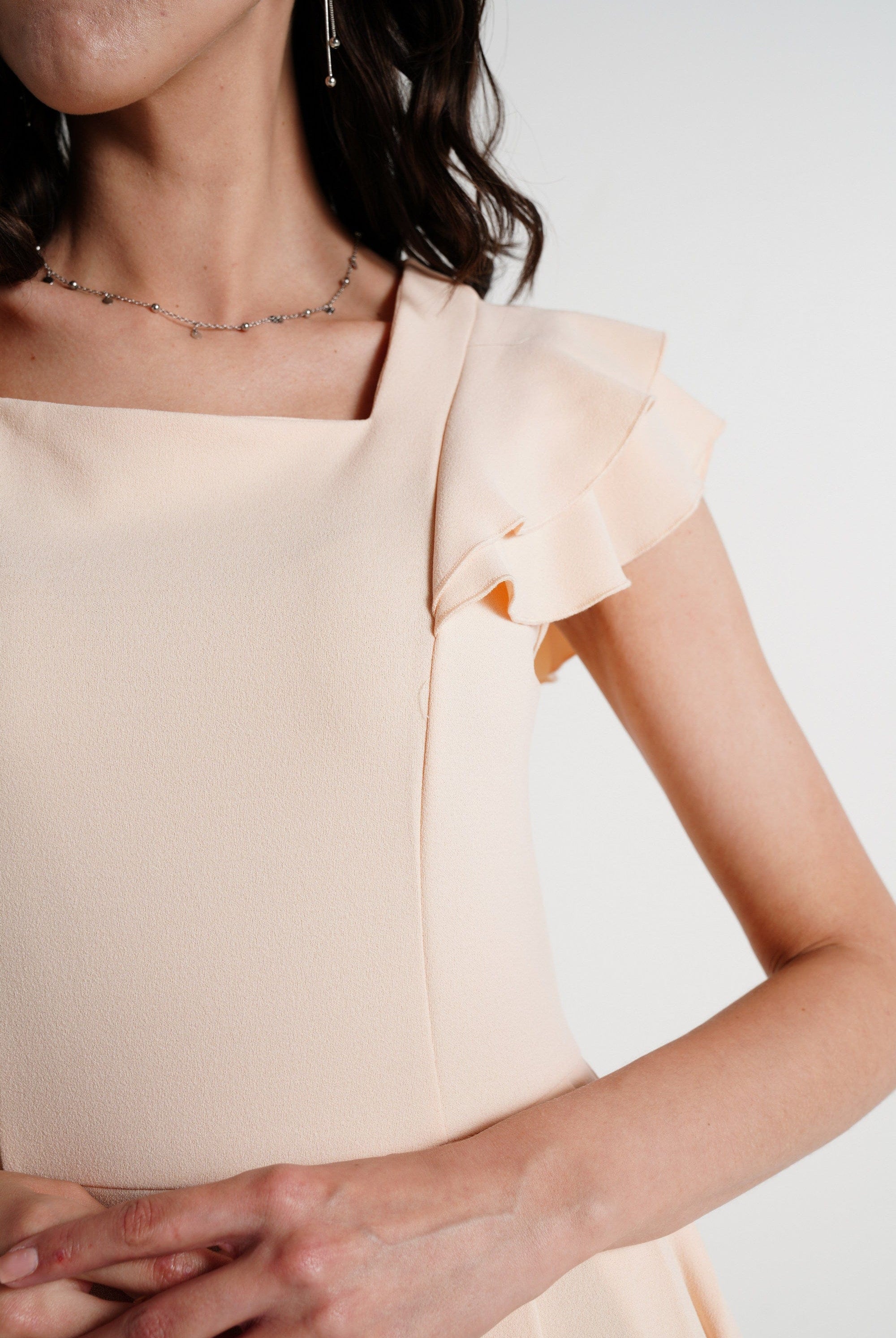 ميكا فستان ميدي بأكمام قصيرة مكشكشة سادة مخصر