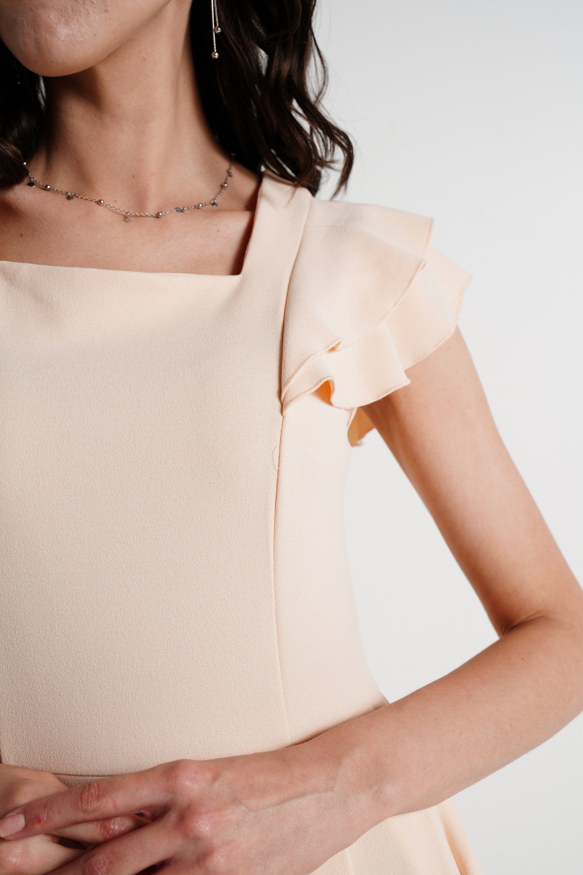 ميكا فستان ميدي بأكمام قصيرة مكشكشة سادة مخصر