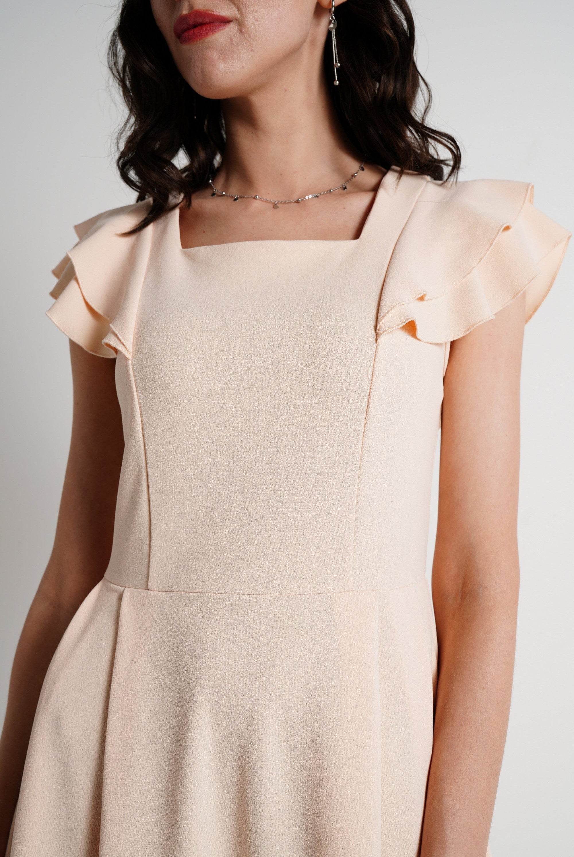 ميكا فستان ميدي بأكمام قصيرة مكشكشة سادة مخصر