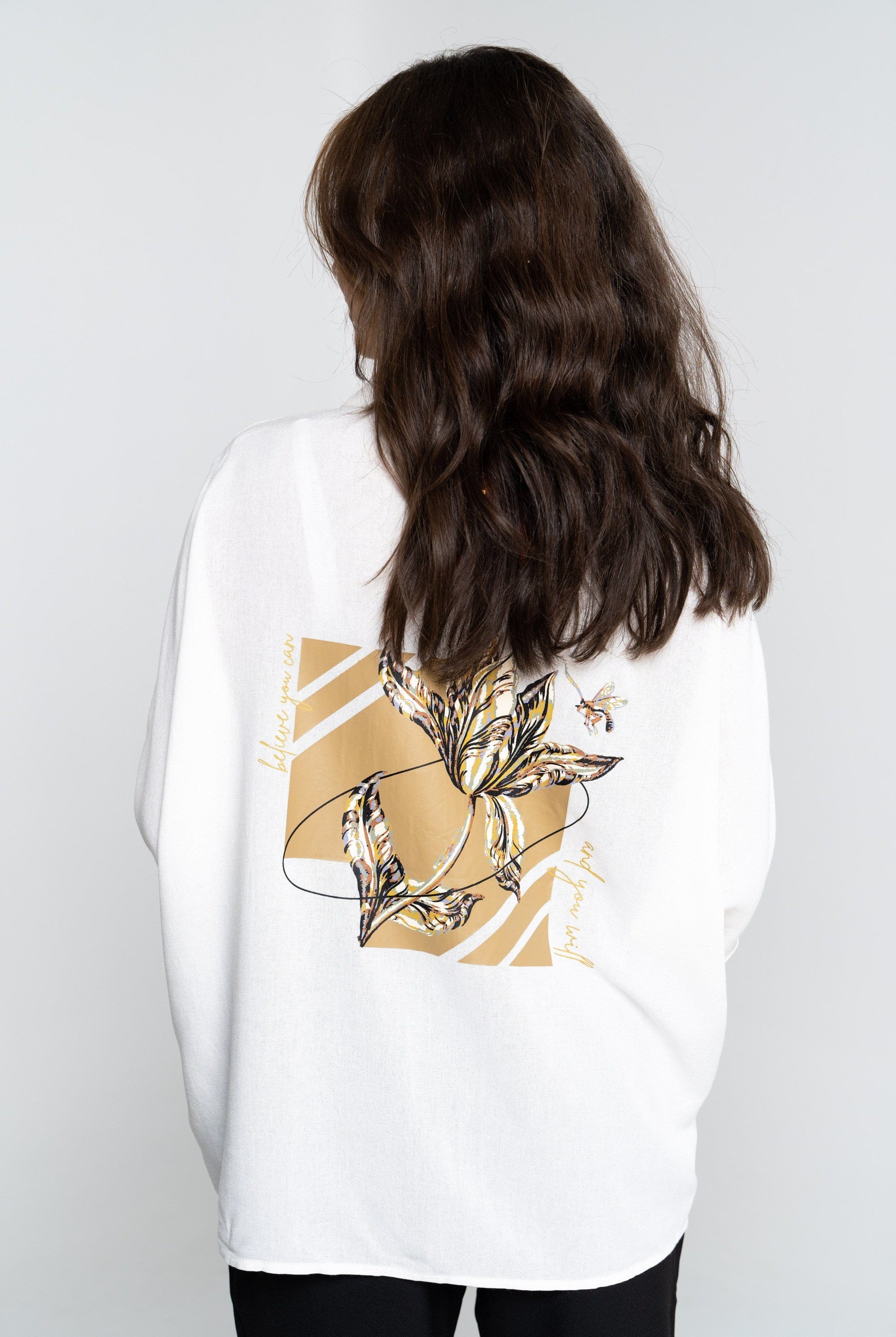 نتشي بلوزة بأكمام قصيرة فضفاضة بفتحة صدر سبعة