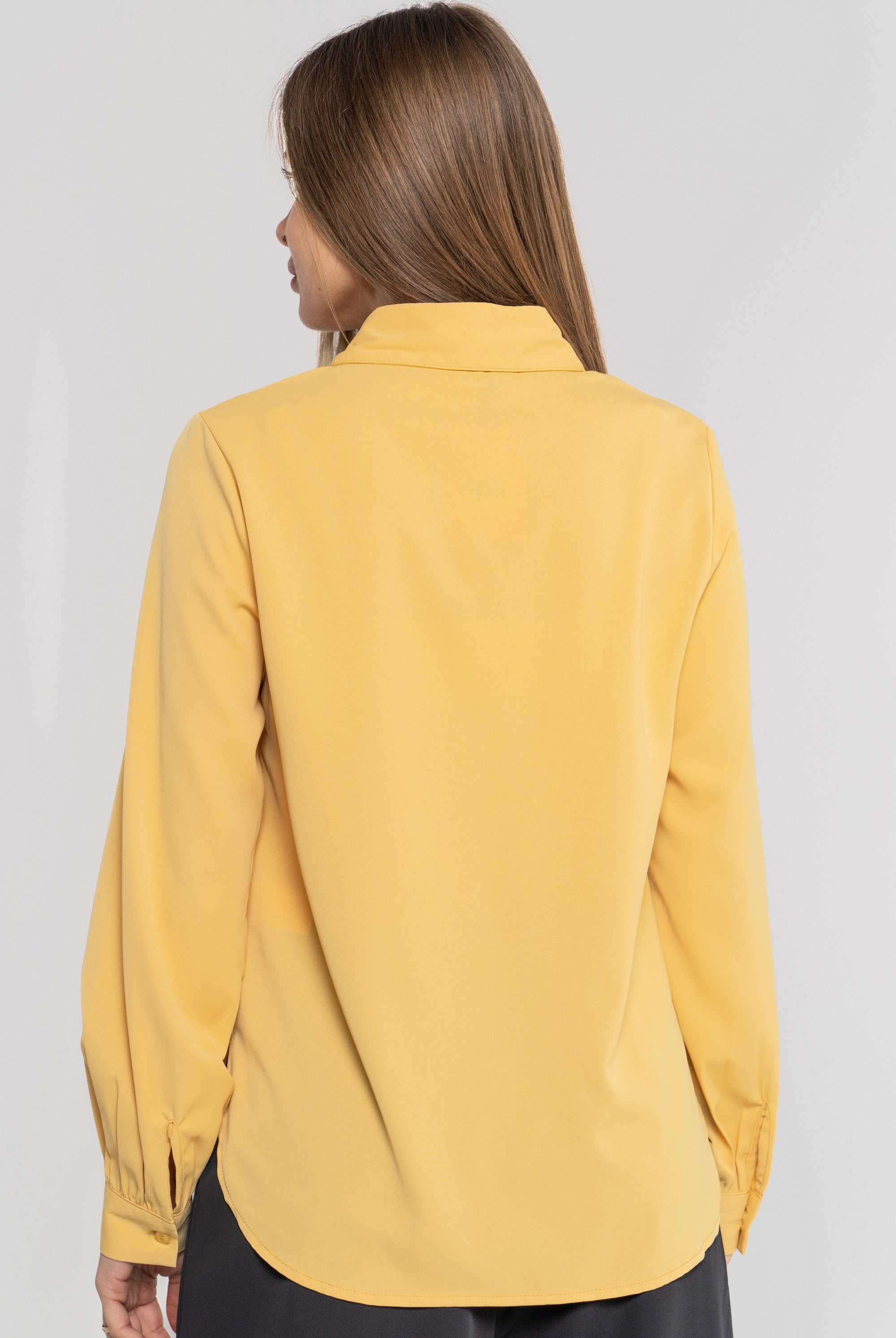 نتشي قميص سادة بأزرار أمامية مزينة بالخيط بأكمام طويلة