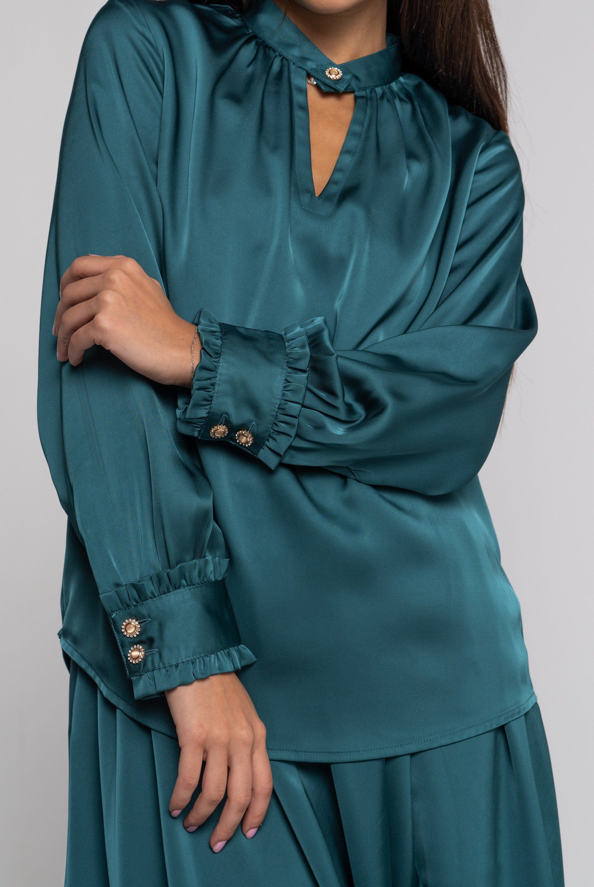 نتشي بلوزة سادة بفتحة صدر V بأكمام طويلة بأساور أزرار