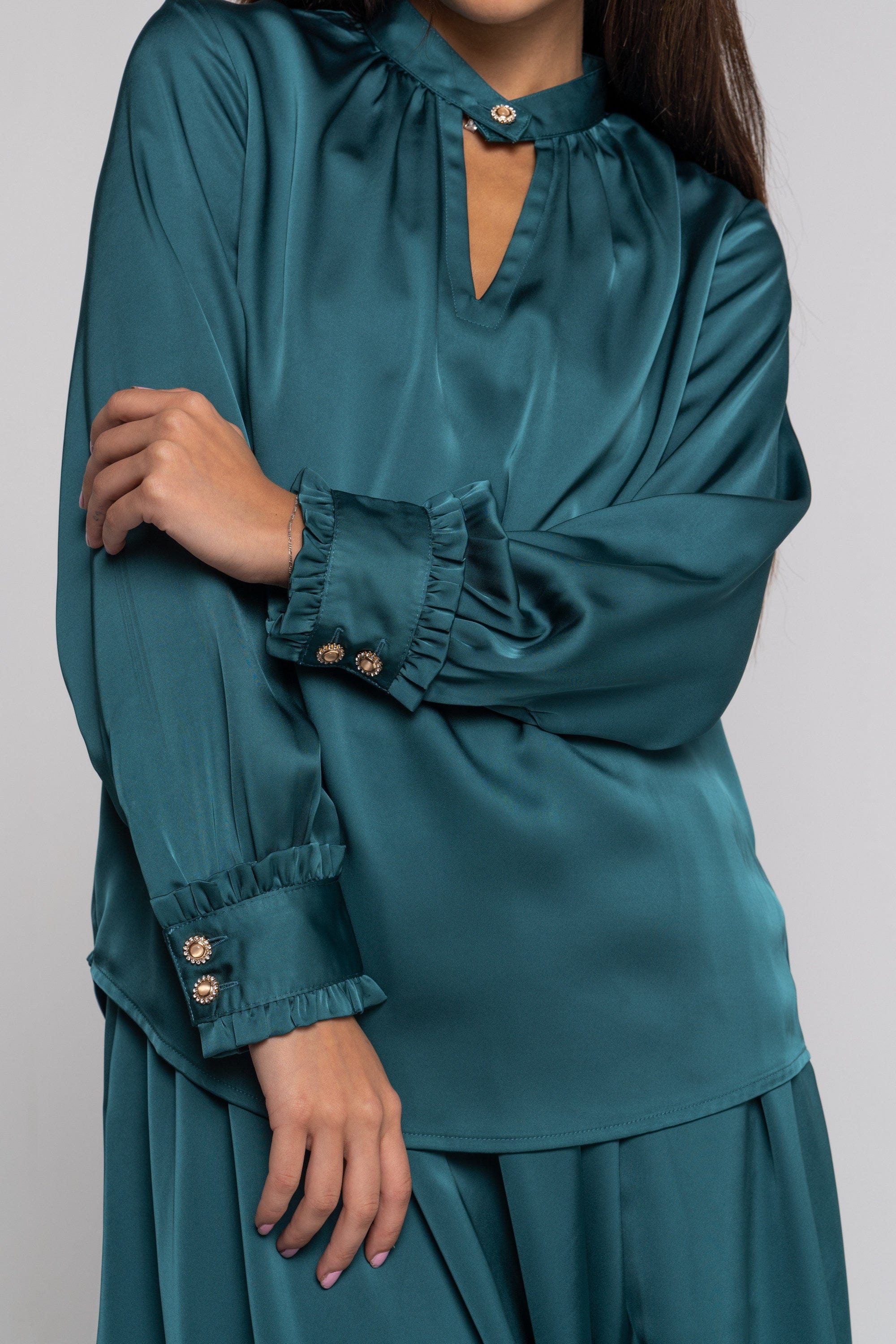 نتشي بلوزة سادة بفتحة صدر V بأكمام طويلة بأساور أزرار