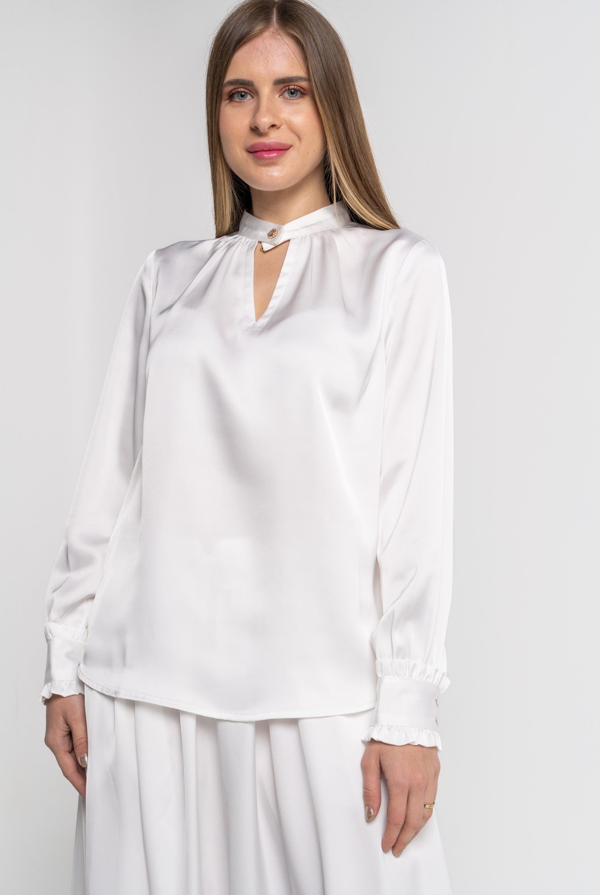 نتشي بلوزة سادة بفتحة صدر V بأكمام طويلة بأساور أزرار