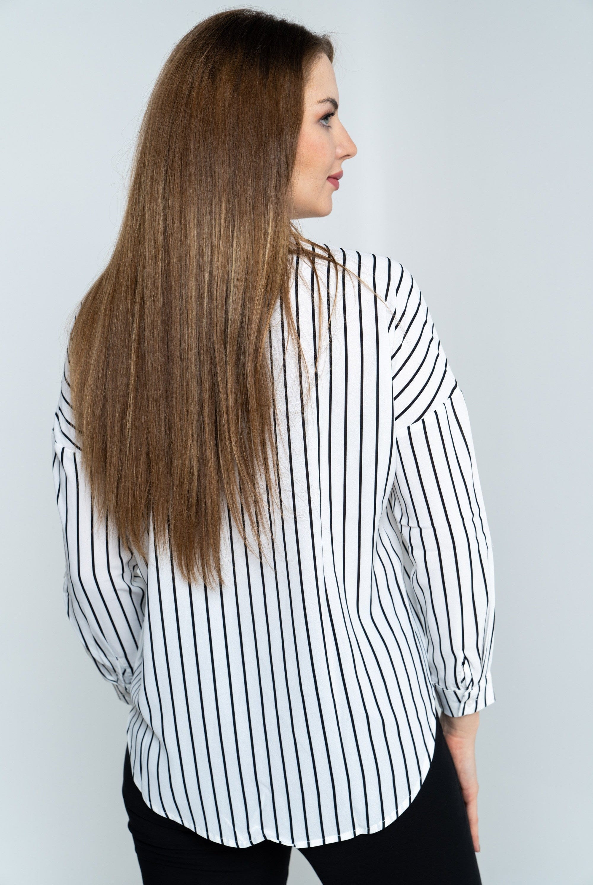 نتشي قميص نسائي مخطط بتشجير على الصدر بأكمام طويلة