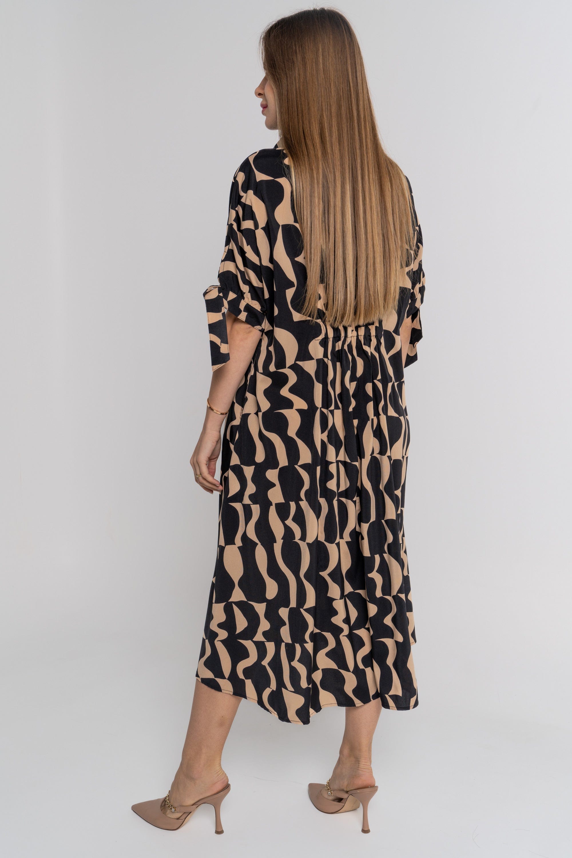 نتشي فستان ميدي منقوش بأزرار أمامية كم قصير