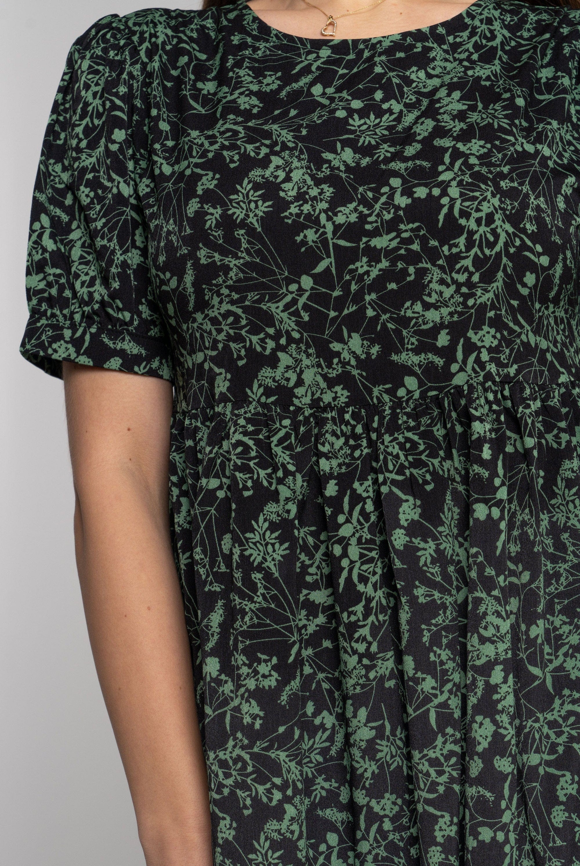 نتشي فستان ميدي مشجر كم قصير