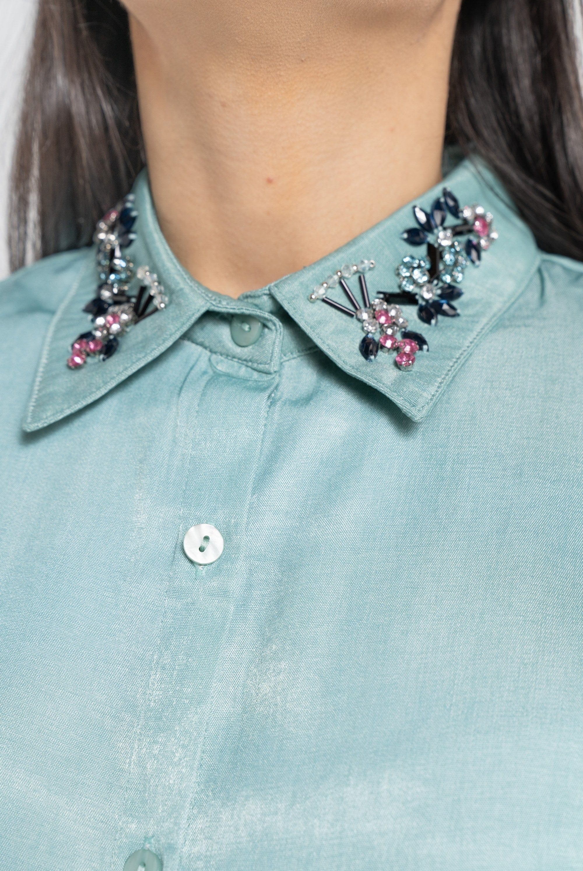 نتشي قميص طويل الأكمام سادة بياقة مطرزة نسائي