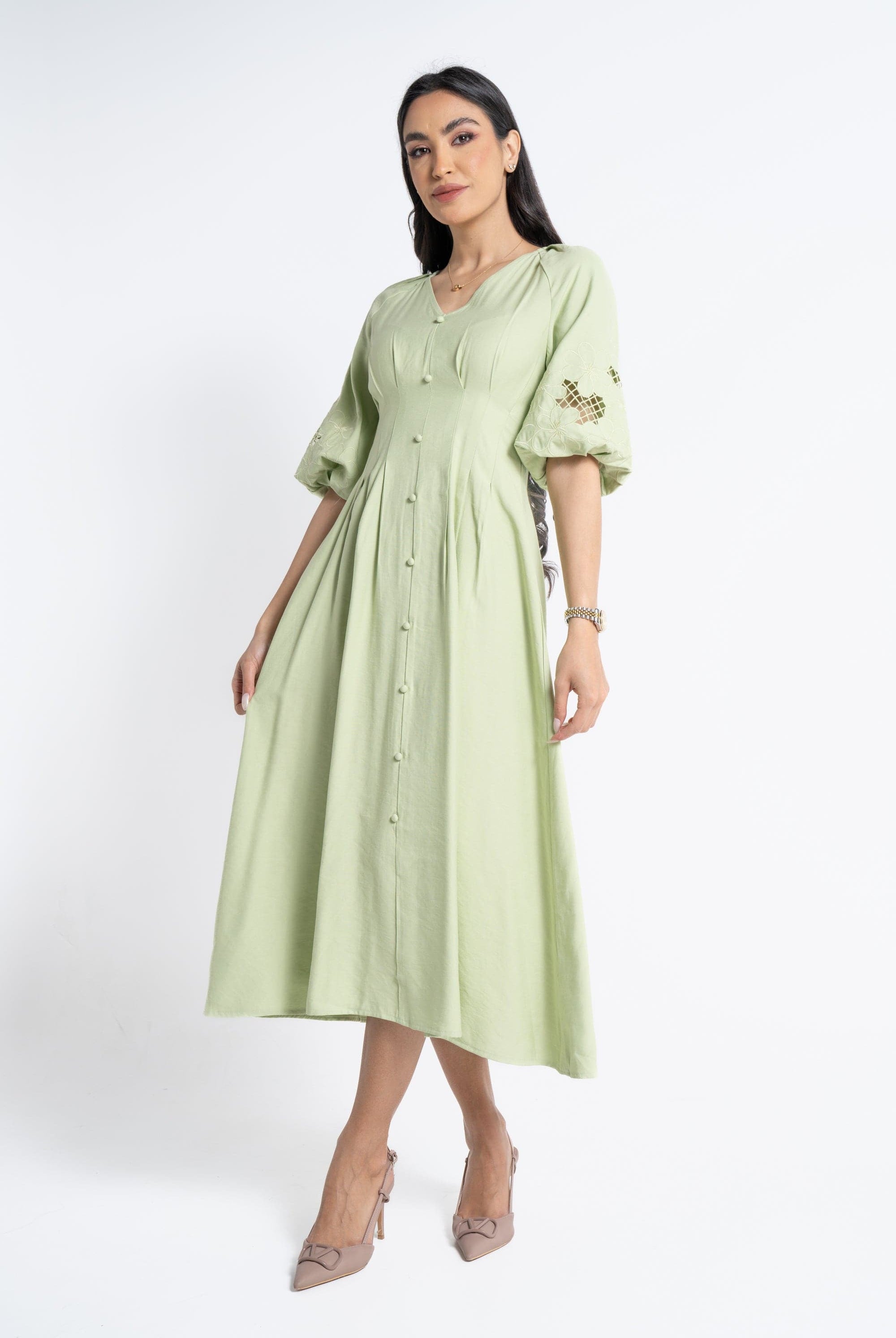 نتشي فستان ميدي ضيق على الخصر بأزرار أمامية كم منفوش قصير