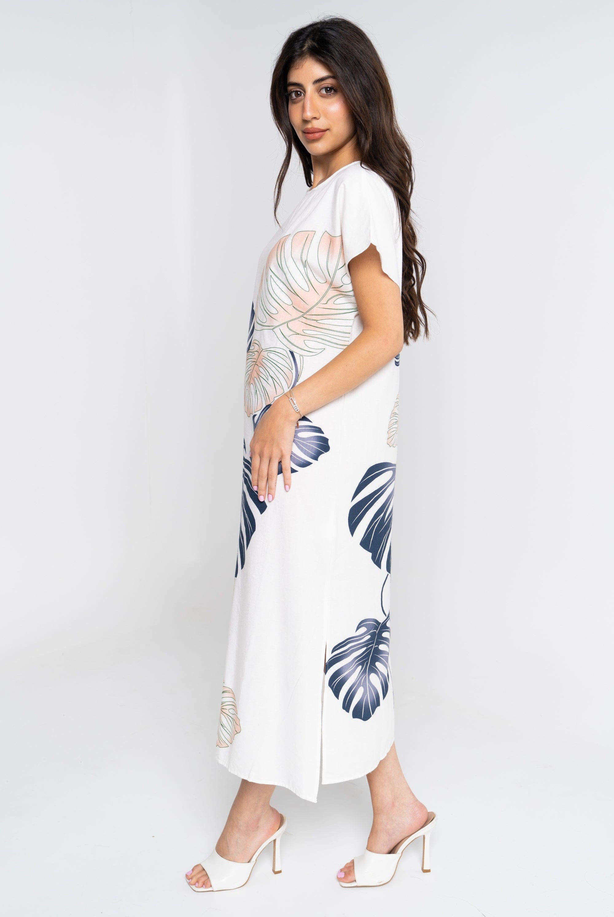 نتشي فستان ميدي بأكمام قصيرة مشجر