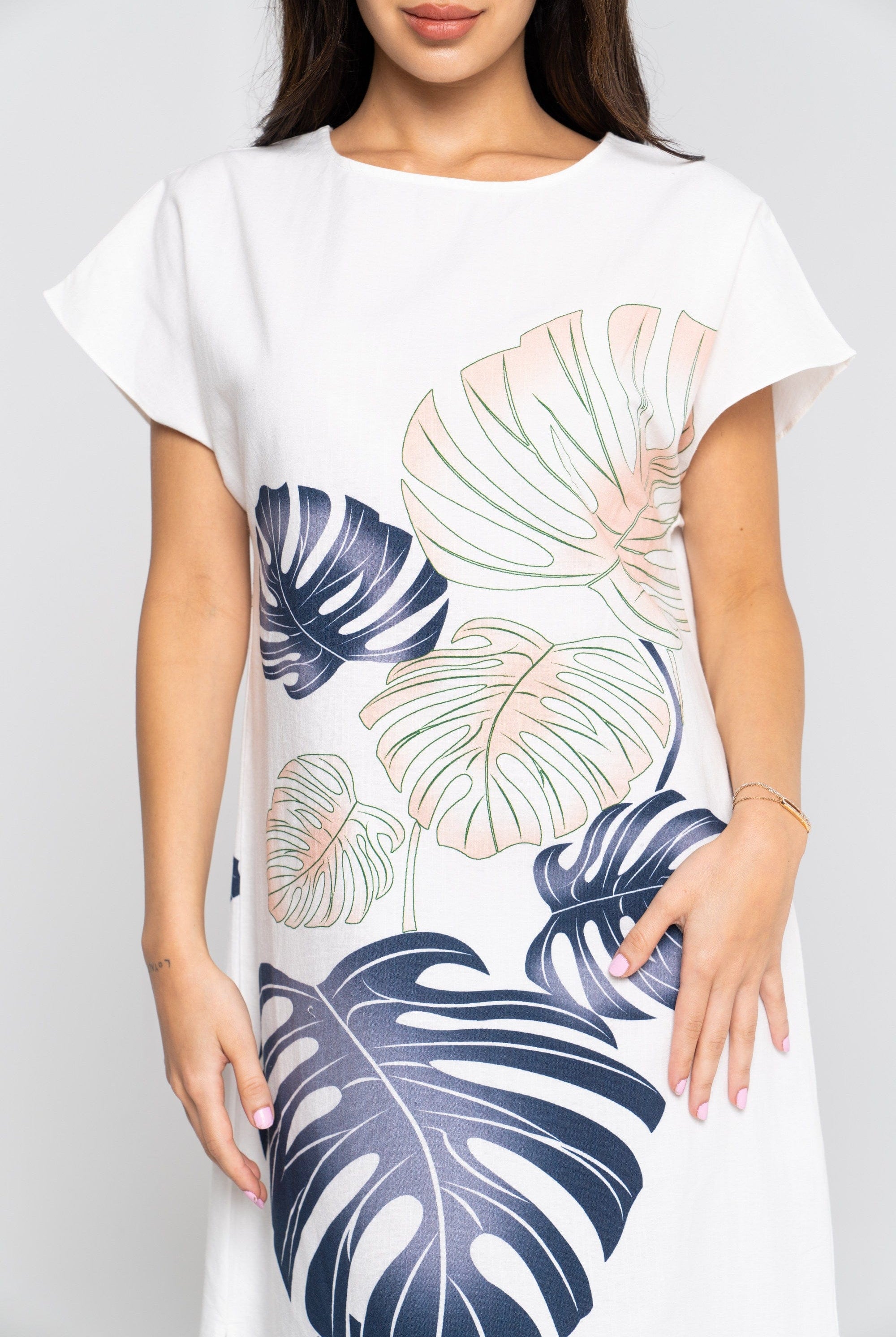 نتشي فستان ميدي بأكمام قصيرة مشجر