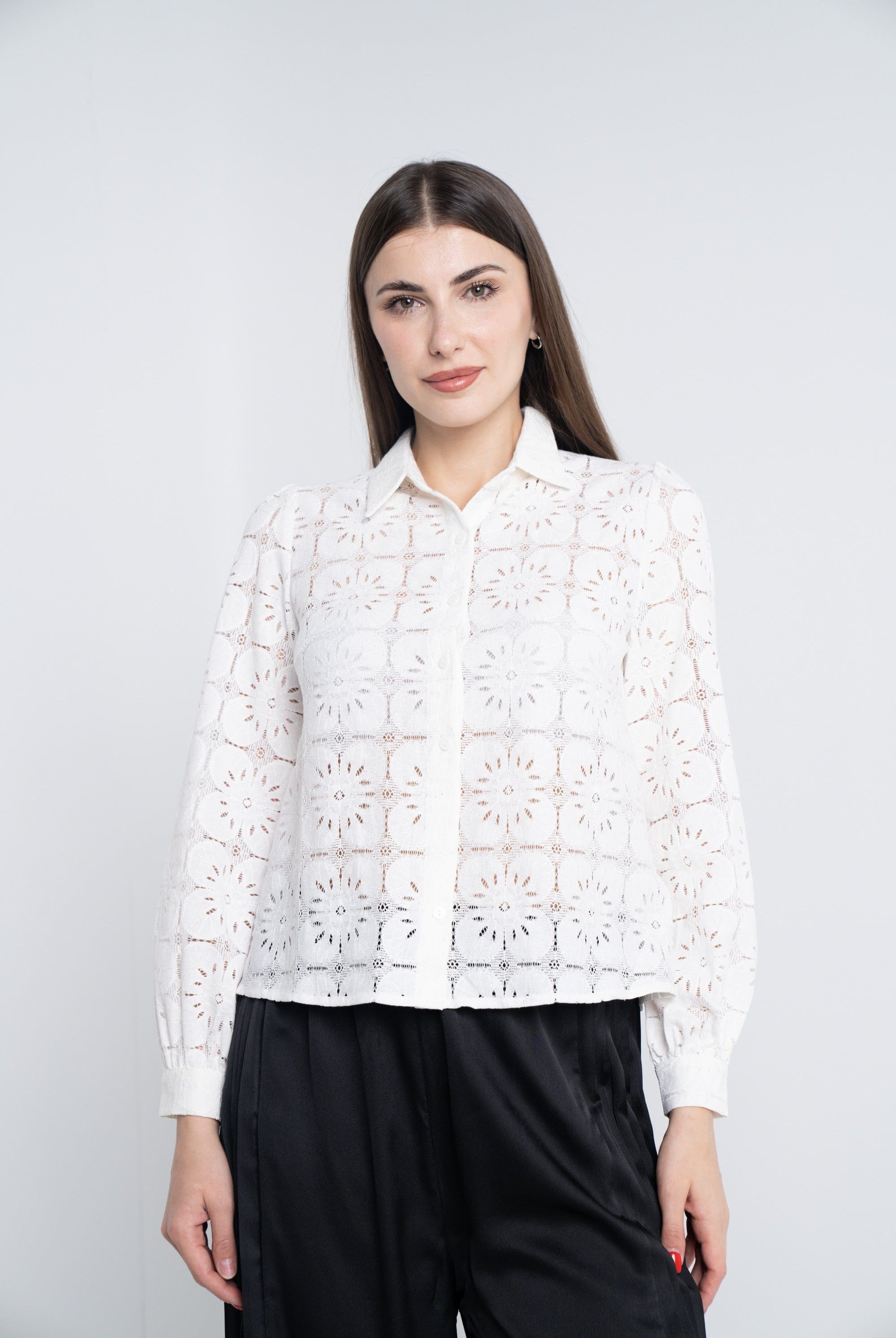 نتشي قميص طويل الأكمام مخرم