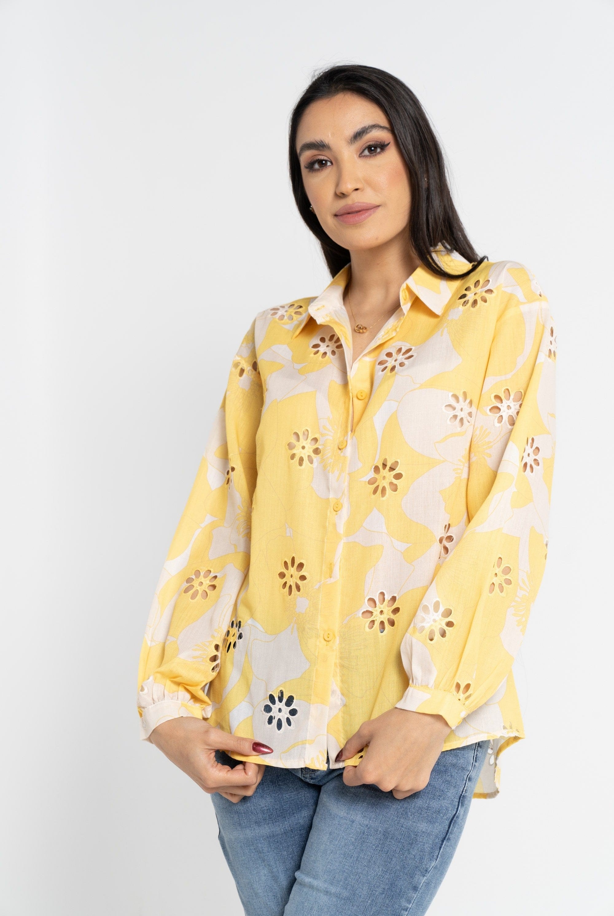 نتشي قميص بأكمام طويلة مخرم على شكل ورود نسائي